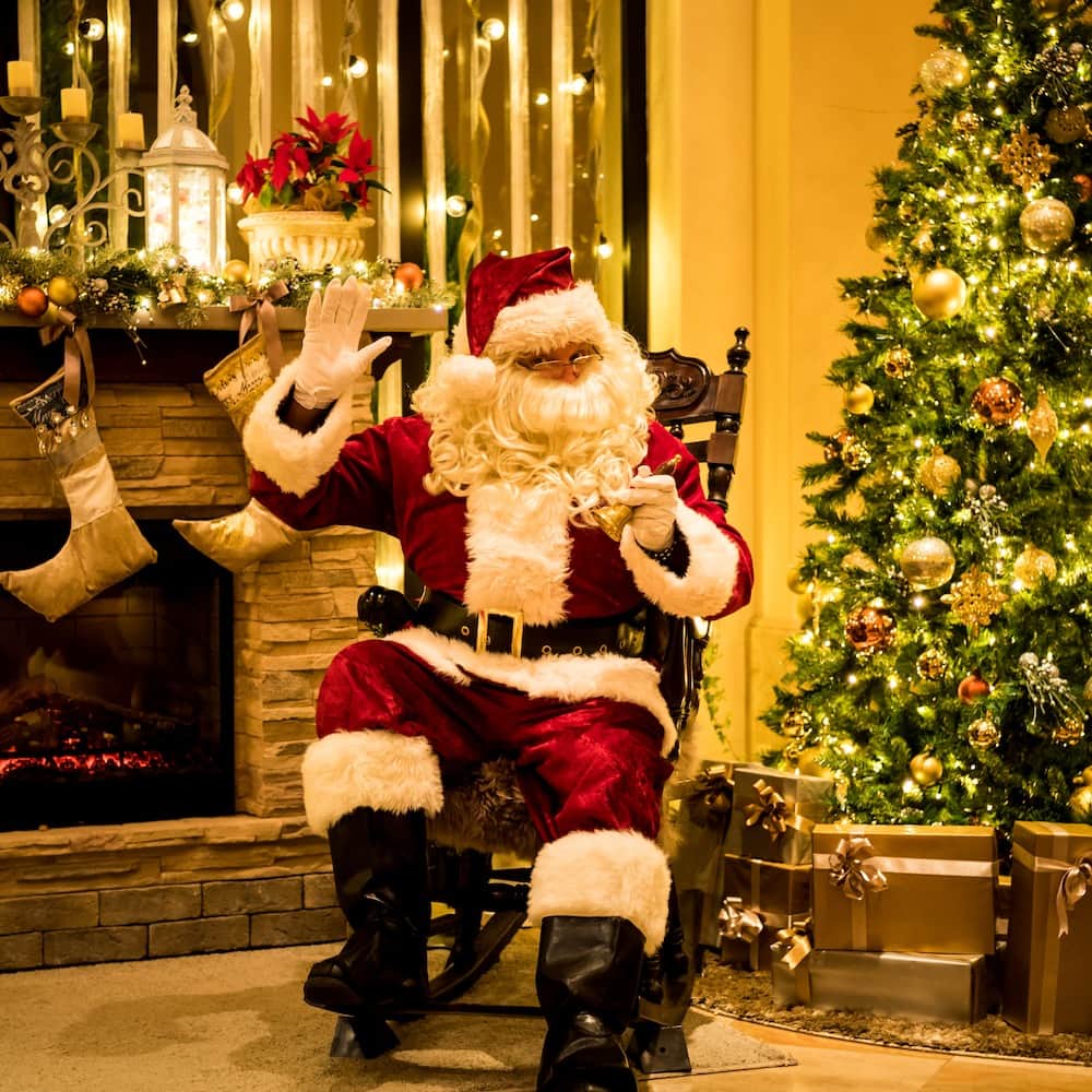 ホテル日航アリビラ 公式Instagramのインスタグラム：「. ＼アリビラのクリスマスシーズン🎄特別な装飾やサンタクロースからのプレゼントも🎁／  ホテル日航アリビラのクリスマスシーズンが今年もやってきました！ 先日から始まったパティオのイルミネーションを皮切りに、ホテル全体がクリスマス感あふれるロマンチックな雰囲気に包まれます✨  11月15日（水）から12月25日（月）までは、イルミネーションで彩られたパティオに高さ6mのアリビラツリーが登場し、館内レストランやロビーが美しいクリスマスデコレーションで飾り付けられます🎄  ロビーの装飾は“別荘のリビング”をイメージ。冬のホリデーシーズンを静かな別荘のリビングでくつろぐように、一歩足を踏み入れた瞬間からあたたかな空間がクリスマス気分を盛り上げてくれます。  また、12月23日（土）から12月25日（月）までのクリスマスムードが最高潮に達する3日間は、ロビーやレストラン前にて生演奏でお客様をお迎えし、クリスマスディナーを彩ります。 ワクワクする気持ちでロビーのクリスマスデコレーションの前に向かえば、陽気なアリビラサンタクロースに出会えるかも！ ご一緒に記念撮影をお楽しみいただけます🎅  さらに、事前に予約受付専用サイトでクリスマスプレゼントをお預けいただくと、12月23日（土）から12月25日（月）の夜に、サンタクロースがご宿泊のお部屋へお預かりしたプレゼントをお届けします💝  アリビラでどんなクリスマスを迎えてみたいですか？ 思い思いの素敵な過ごし方をぜひコメントで教えてください🗣  🎄アリビラツリー🎄 【期間】2023年11月15日（水）～12月25日（月） 【点灯】日没～24:00 【場所】パティオ（中庭） 【料金】観覧無料  🎄クリスマスデコレーション🎄 【期間】2023年11月15日（水）～12月25日（月） 【場所】ロビー、ブラッスリー「ベルデマール」、カジュアルブッフェ「ハナハナ」、ラウンジ「アリアカラ」 【料金】観覧無料  🎼ウェルカムミュージック🎼 【期間】2023年12月23日（土）～12月25日（月） 【時間】16:00～、17:00～、18:00～（各30分間） ※演奏時間は変更になる場合がございます。 【場所】ロビー 【料金】観覧無料  🎼レストランディナーミュージック🎼 【期間】2023年12月23日（土）～12月25日（月） 【時間】18:30～、19:30～、20:30～ ※演奏時間は変更になる場合がございます。 【場所】ガーデンフロア レストラン前（ハナハナ・佐和前の噴水） 【料金】観覧無料  🎅アリビラサンタ🎅 【期間】2023年12月23日（土）～12月25日（月） 【時間】19:00～22:00 ※常駐ではございません。 【場所】ロビー（中央ソファ） 【料金】参加無料  🎁サンタのプレゼントデリバリー🎁 【実施期間】2023年12月23日（土）～12月25日（月） 【時間】19:00～22:00 【予約期間】予約受付専用サイトにて11月15日～（予定） 【場所】ご宿泊のお部屋 【料金】参加無料 ※定員に達ししだい受付終了となります。 ※サンタはお部屋へは入室いたしません。お部屋入口でのプレゼントのお渡しとなります。  🔎詳しくはこちら👀 https://www.alivila.co.jp/topics/6486/  #ホテル日航アリビラ #アリビラ #リゾート #沖縄リゾートホテル #アリビラブルー #アリビラ時間 #ニライビーチ #沖縄 #沖縄旅行 #沖縄観光 #沖縄絶景 #女子旅 #沖縄ホテル #オーシャンビューホテル #読谷 #読谷村 #沖縄プール #記念日旅行 #誕生日旅行 #カップル旅行 #夫婦旅行 #イルミネーション #クリスマス #クリスマスツリー #サンタクロース #プレゼント #期間限定」