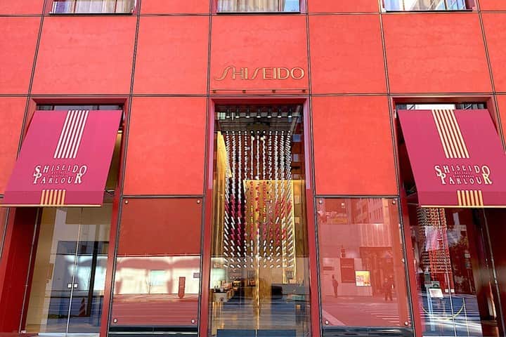 レッツエンジョイ東京さんのインスタグラム写真 - (レッツエンジョイ東京Instagram)「イチゴの美味しさが際立つ究極のショートケーキ🍰😋  銀座にある「資生堂パーラー」の看板商品、「ショートケーキ」をスイーツコンシェルジュのはなともさん（@HANATOMO84）が紹介。  ＝＝＝ 「資生堂パーラー」1階のショップで販売されている「ショートケーキ」は、トップと断面に甘酸っぱいイチゴをたっぷり使用した贅沢な一品。  沖縄県産の本和香糖を加えたスポンジ生地は、口どけの良いしっとりした食感が特長で、風味も◎。使用するイチゴは産地や品種を限定せず、その時季に最も美味しい国産のものにこだわっているそう。  素材にこだわった贅沢なショートケーキは、日頃頑張る自分へのご褒美にもピッタリです❤  🔸資生堂パーラー 銀座本店ショップ @shiseido_parlour 📍東京都中央区銀座 8-8-3 東京銀座資生堂ビル1F 🚉銀座  #レッツエンジョイ東京 #おでかけ #おでかけスポット #東京 #銀座 #資生堂パーラー #資生堂パーラー銀座本店 #ケーキ #ショートケーキ #ショートケーキ🍰 #ケーキ #ケーキ大好き #ケーキ好き #ケーキ部 #ケーキ屋さん #ケーキ屋 #いちごのショートケーキ #いちごのケーキ #苺のショートケーキ #苺ショートケーキ #ショートケーキ好き #東京スイーツ #銀座スイーツ #銀座カフェ #手土産 #スイーツ #cake」11月3日 19時01分 - lets_enjoytokyo