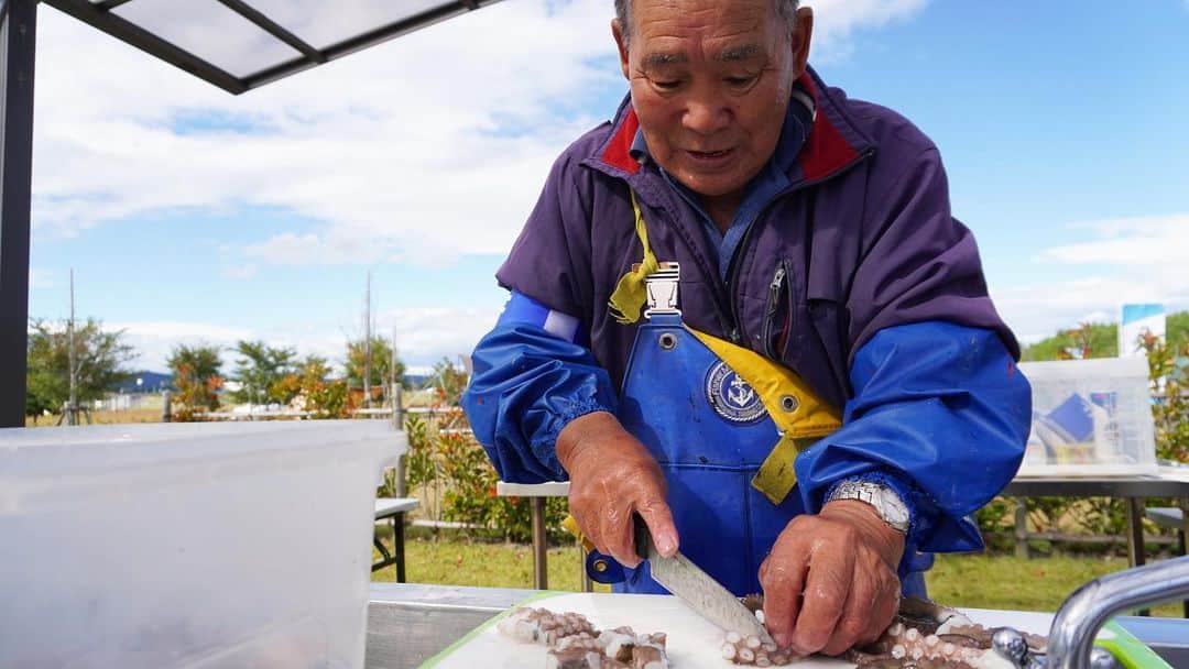 グッピーこずえさんのインスタグラム写真 - (グッピーこずえInstagram)「ふくしま浜キャンプ飯2023🐟👏👏👏 めっっっちゃくちゃ久しぶりの1人時間、、、 福島県新地町で開催された海鮮キャンプイベントで魚介類を堪能させて頂きました😆 地元の漁師さん（この道60年のベテラン師匠）に教えて頂き新地町の漁港で水揚げされたホッキ貝の貝むき体験☺️写真3枚目 漁師さんのズーズー弁のお喋りがめっちゃおもろ懐かしくて最高🤣そーでない！漫才やるか！？と言われながらやっとむけた！🤣実は私の田舎もお隣の宮城県。お婆ちゃんの喋り方にそっくり😆 ホッキ貝を生で食べたん初めてやったけど、めっちゃ甘い〜‼️焼いたら焼いたで海の塩と出汁が混じって激ウマ😋 さっきまで生きてたタコを🐙また漁師さんがさばいてくれるとか😆タコ刺し最高😋そしてこのイベントなんと！！ ここにある海鮮類料理したい放題‼️食べたい放題‼️ 毛蟹まであるやん🦀 地元のお野菜、調味料もあるし何このイベント‼️ このイベント実はミッションがあってこの沢山の海の幸を使ってお料理をして写真を撮る📷ってミッション。 応募多数の中から選ばれたキャンパーさん達が美味しそうなご飯めっちゃ作ってた😆隣のサイトのお2人にお裾分けして貰ったヒラメのエンガワをコチュジャンなどで合えたの美味すぎた😋 私は新地町のお魚を冷凍したお魚パックのタコとしらすで海の町のイタリアンで出てきそうなブルスケッタを作ってんけど、これがまた最高に旨い〜😆 写真8枚目のを焚き火で炙ったバケットにのせて頂く感じ😄 イタリアンやのに、福島のしらすやタコから出汁が出てるのか和な雰囲気漂う味🥰 マジでめちゃくちゃ簡単やのに、あんた料理教室通ってた？って味になって皆んなに食べて欲しいってめっちゃ思った😁 同じくお魚パックのアサリを使って飯盒あさりラーメン🍜も😋 この飯盒子供の頃ファミキャンで父と使ってたやつ😁連れてきた！ ラーメン作った瞬間から謎に風ビュンビュン吹いてきて、風あった方がラーメン美味く食べれるやろ〜ってオトンがやってくれてるんかな〜って思った🤣 風ビュンの中で食べるあさりラーメンめっちゃしみる〜って感じやった😆 後で叔母に聞いたら小さい頃、父や叔母が海水浴に来てた場所がこの新地町のあたりの海やったらしい🏖 そんな場所に呼んで頂けて胸がジーンとしました。  地元の漁師さんとのやりとりや、久々のキャンプ飯の感じとか写真では伝わりにくいのでまたYouTubeにUPするので是非観て欲しいです🥳  #ふくしま浜キャンプ飯  #新地町  #PR #海鮮キャンプ　#キャンプ飯　#マルチグリドル　#ホッキ貝　#seafood  #ママソロキャンプ　#キャンプご飯　 #ママキャンパー　#ママキャンパー芸人　#ファミキャン芸人」11月3日 19時01分 - gupikozu