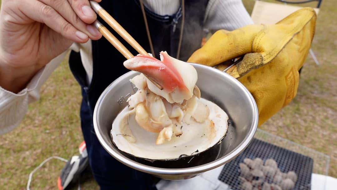 グッピーこずえさんのインスタグラム写真 - (グッピーこずえInstagram)「ふくしま浜キャンプ飯2023🐟👏👏👏 めっっっちゃくちゃ久しぶりの1人時間、、、 福島県新地町で開催された海鮮キャンプイベントで魚介類を堪能させて頂きました😆 地元の漁師さん（この道60年のベテラン師匠）に教えて頂き新地町の漁港で水揚げされたホッキ貝の貝むき体験☺️写真3枚目 漁師さんのズーズー弁のお喋りがめっちゃおもろ懐かしくて最高🤣そーでない！漫才やるか！？と言われながらやっとむけた！🤣実は私の田舎もお隣の宮城県。お婆ちゃんの喋り方にそっくり😆 ホッキ貝を生で食べたん初めてやったけど、めっちゃ甘い〜‼️焼いたら焼いたで海の塩と出汁が混じって激ウマ😋 さっきまで生きてたタコを🐙また漁師さんがさばいてくれるとか😆タコ刺し最高😋そしてこのイベントなんと！！ ここにある海鮮類料理したい放題‼️食べたい放題‼️ 毛蟹まであるやん🦀 地元のお野菜、調味料もあるし何このイベント‼️ このイベント実はミッションがあってこの沢山の海の幸を使ってお料理をして写真を撮る📷ってミッション。 応募多数の中から選ばれたキャンパーさん達が美味しそうなご飯めっちゃ作ってた😆隣のサイトのお2人にお裾分けして貰ったヒラメのエンガワをコチュジャンなどで合えたの美味すぎた😋 私は新地町のお魚を冷凍したお魚パックのタコとしらすで海の町のイタリアンで出てきそうなブルスケッタを作ってんけど、これがまた最高に旨い〜😆 写真8枚目のを焚き火で炙ったバケットにのせて頂く感じ😄 イタリアンやのに、福島のしらすやタコから出汁が出てるのか和な雰囲気漂う味🥰 マジでめちゃくちゃ簡単やのに、あんた料理教室通ってた？って味になって皆んなに食べて欲しいってめっちゃ思った😁 同じくお魚パックのアサリを使って飯盒あさりラーメン🍜も😋 この飯盒子供の頃ファミキャンで父と使ってたやつ😁連れてきた！ ラーメン作った瞬間から謎に風ビュンビュン吹いてきて、風あった方がラーメン美味く食べれるやろ〜ってオトンがやってくれてるんかな〜って思った🤣 風ビュンの中で食べるあさりラーメンめっちゃしみる〜って感じやった😆 後で叔母に聞いたら小さい頃、父や叔母が海水浴に来てた場所がこの新地町のあたりの海やったらしい🏖 そんな場所に呼んで頂けて胸がジーンとしました。  地元の漁師さんとのやりとりや、久々のキャンプ飯の感じとか写真では伝わりにくいのでまたYouTubeにUPするので是非観て欲しいです🥳  #ふくしま浜キャンプ飯  #新地町  #PR #海鮮キャンプ　#キャンプ飯　#マルチグリドル　#ホッキ貝　#seafood  #ママソロキャンプ　#キャンプご飯　 #ママキャンパー　#ママキャンパー芸人　#ファミキャン芸人」11月3日 19時01分 - gupikozu