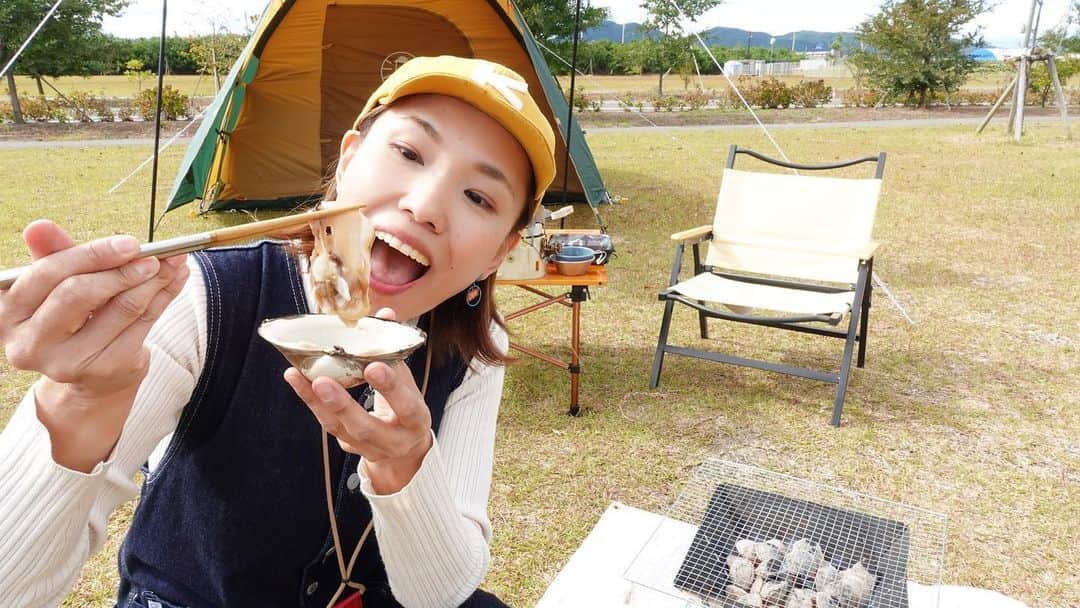 グッピーこずえのインスタグラム：「ふくしま浜キャンプ飯2023🐟👏👏👏 めっっっちゃくちゃ久しぶりの1人時間、、、 福島県新地町で開催された海鮮キャンプイベントで魚介類を堪能させて頂きました😆 地元の漁師さん（この道60年のベテラン師匠）に教えて頂き新地町の漁港で水揚げされたホッキ貝の貝むき体験☺️写真3枚目 漁師さんのズーズー弁のお喋りがめっちゃおもろ懐かしくて最高🤣そーでない！漫才やるか！？と言われながらやっとむけた！🤣実は私の田舎もお隣の宮城県。お婆ちゃんの喋り方にそっくり😆 ホッキ貝を生で食べたん初めてやったけど、めっちゃ甘い〜‼️焼いたら焼いたで海の塩と出汁が混じって激ウマ😋 さっきまで生きてたタコを🐙また漁師さんがさばいてくれるとか😆タコ刺し最高😋そしてこのイベントなんと！！ ここにある海鮮類料理したい放題‼️食べたい放題‼️ 毛蟹まであるやん🦀 地元のお野菜、調味料もあるし何このイベント‼️ このイベント実はミッションがあってこの沢山の海の幸を使ってお料理をして写真を撮る📷ってミッション。 応募多数の中から選ばれたキャンパーさん達が美味しそうなご飯めっちゃ作ってた😆隣のサイトのお2人にお裾分けして貰ったヒラメのエンガワをコチュジャンなどで合えたの美味すぎた😋 私は新地町のお魚を冷凍したお魚パックのタコとしらすで海の町のイタリアンで出てきそうなブルスケッタを作ってんけど、これがまた最高に旨い〜😆 写真8枚目のを焚き火で炙ったバケットにのせて頂く感じ😄 イタリアンやのに、福島のしらすやタコから出汁が出てるのか和な雰囲気漂う味🥰 マジでめちゃくちゃ簡単やのに、あんた料理教室通ってた？って味になって皆んなに食べて欲しいってめっちゃ思った😁 同じくお魚パックのアサリを使って飯盒あさりラーメン🍜も😋 この飯盒子供の頃ファミキャンで父と使ってたやつ😁連れてきた！ ラーメン作った瞬間から謎に風ビュンビュン吹いてきて、風あった方がラーメン美味く食べれるやろ〜ってオトンがやってくれてるんかな〜って思った🤣 風ビュンの中で食べるあさりラーメンめっちゃしみる〜って感じやった😆 後で叔母に聞いたら小さい頃、父や叔母が海水浴に来てた場所がこの新地町のあたりの海やったらしい🏖 そんな場所に呼んで頂けて胸がジーンとしました。  地元の漁師さんとのやりとりや、久々のキャンプ飯の感じとか写真では伝わりにくいのでまたYouTubeにUPするので是非観て欲しいです🥳  #ふくしま浜キャンプ飯  #新地町  #PR #海鮮キャンプ　#キャンプ飯　#マルチグリドル　#ホッキ貝　#seafood  #ママソロキャンプ　#キャンプご飯　 #ママキャンパー　#ママキャンパー芸人　#ファミキャン芸人」