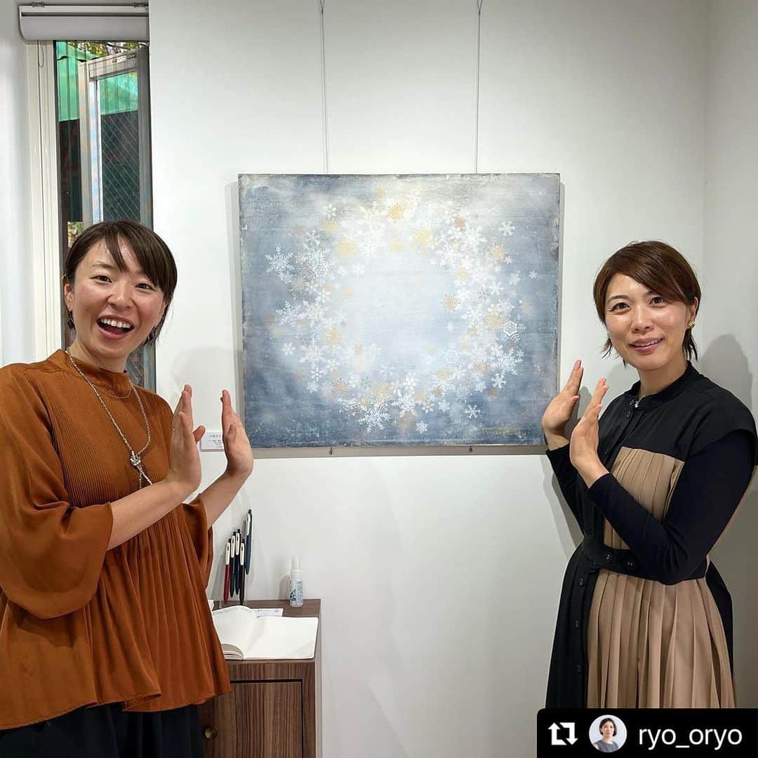 津久井智子のインスタグラム：「#Repost @ryo_oryo with @use.repost ・・・ 公私共に仲良くしている #消しゴムはんこ作家 #津久井智子 ちゃんの個展が表参道の Ehara Galleryで開催中です！  すてきな作品がたくさんありましたが、私は「旅人の喜び」という花言葉を持つクレマチスを家にお迎えすることに。  会期は11月5日までなので、ぜひみなさんお立ち寄りください！」