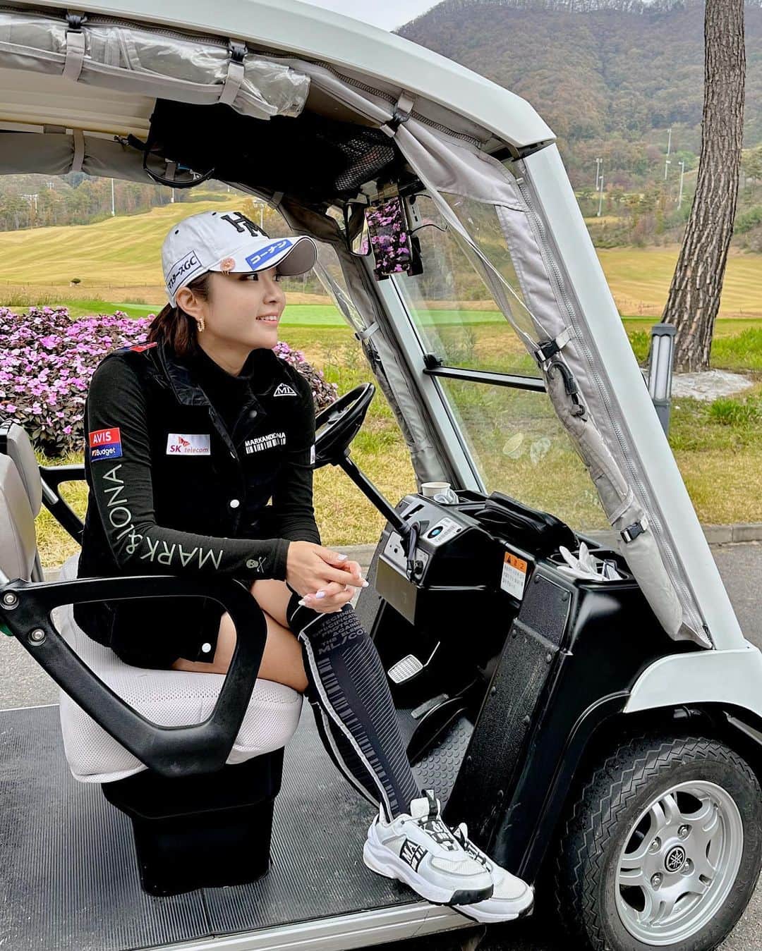 イ・ボミのインスタグラム：「- 다음주 시합을 위해서... 연습🏌️‍♀️  @markandlona #markandlona」