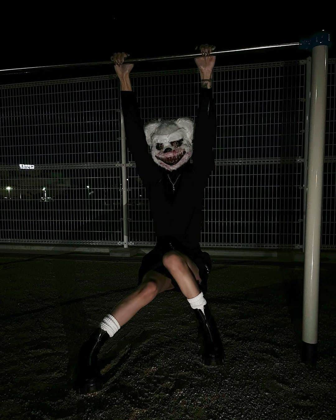 AMIのインスタグラム：「🕸 . . 𝕳𝖔𝖗𝖗𝖔𝖗 𝕭𝖆𝖗𝖊 🕷 . 妹の被りもん借りました(´>ω∂`) . バニーちゃんVerとクマさんVer🖤 賛否両論どっちも人気🐾 . . . . . . . . . #halloween #halloweenmakeup  #halloweencostume #horror  #ハロウィン #ハロウィンコスプレ」