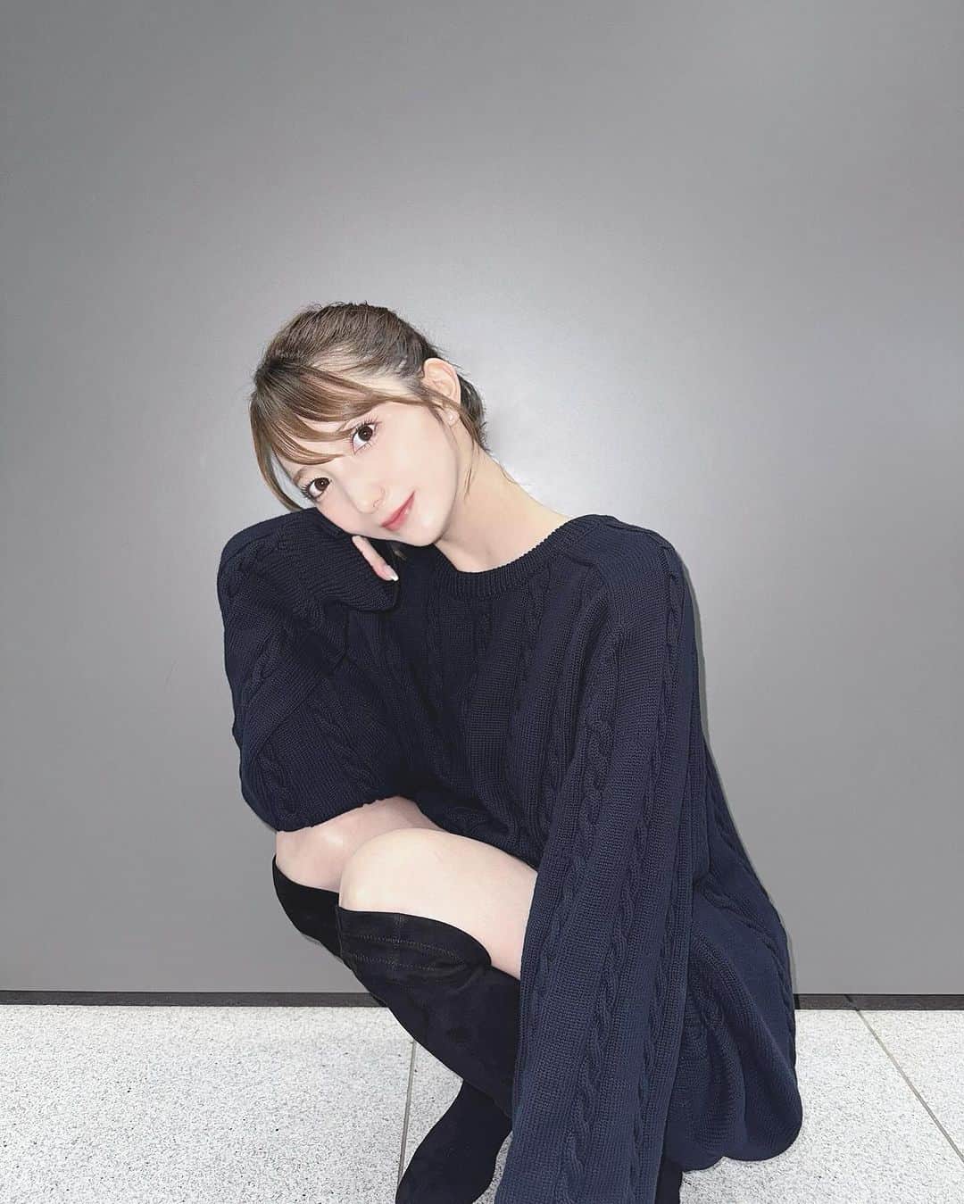 堀みづきのインスタグラム：「ニット一枚で過ごせる この季節がすき🍂」