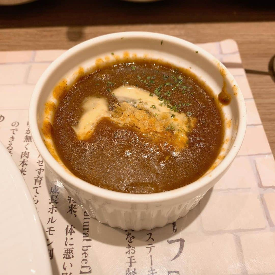 瀬乃ひなたさんのインスタグラム写真 - (瀬乃ひなたInstagram)「西新宿【ステーキライスとカレーの店】 . . 気になってたお店行ってきた💨 . . お肉のサイズとご飯の種類とトッピングとか選ぶんだけど 私はLサイズでガーリックバターライスにミニカレー を頼んだよ✧*｡٩(ˊᗜˋ*)و✧*｡  . . 普段いっぱい食べる人だけど結構後半苦しかったから 次回はMで食べようかと思ってる🍴 . . 確かカウンター席しかないし ランチ時は並んでたから次回ずらした方がよさそう🤔 . . . . めちゃ美味しかったからまた行きたい🤗 . . . #東京焼肉  #にくすたぐらむ 　#焼肉　#毎日焼肉が食べたい人 　#グルメ　#たべすたぐらむ　#ワイのグルメ記録 #ステーキ　#ステーキライスとカレーの店 #西新宿　#西新宿グルメ　#新宿グルメ　#西新宿ステーキ　#新宿ステーキ」11月3日 19時08分 - hinapiyosanchi