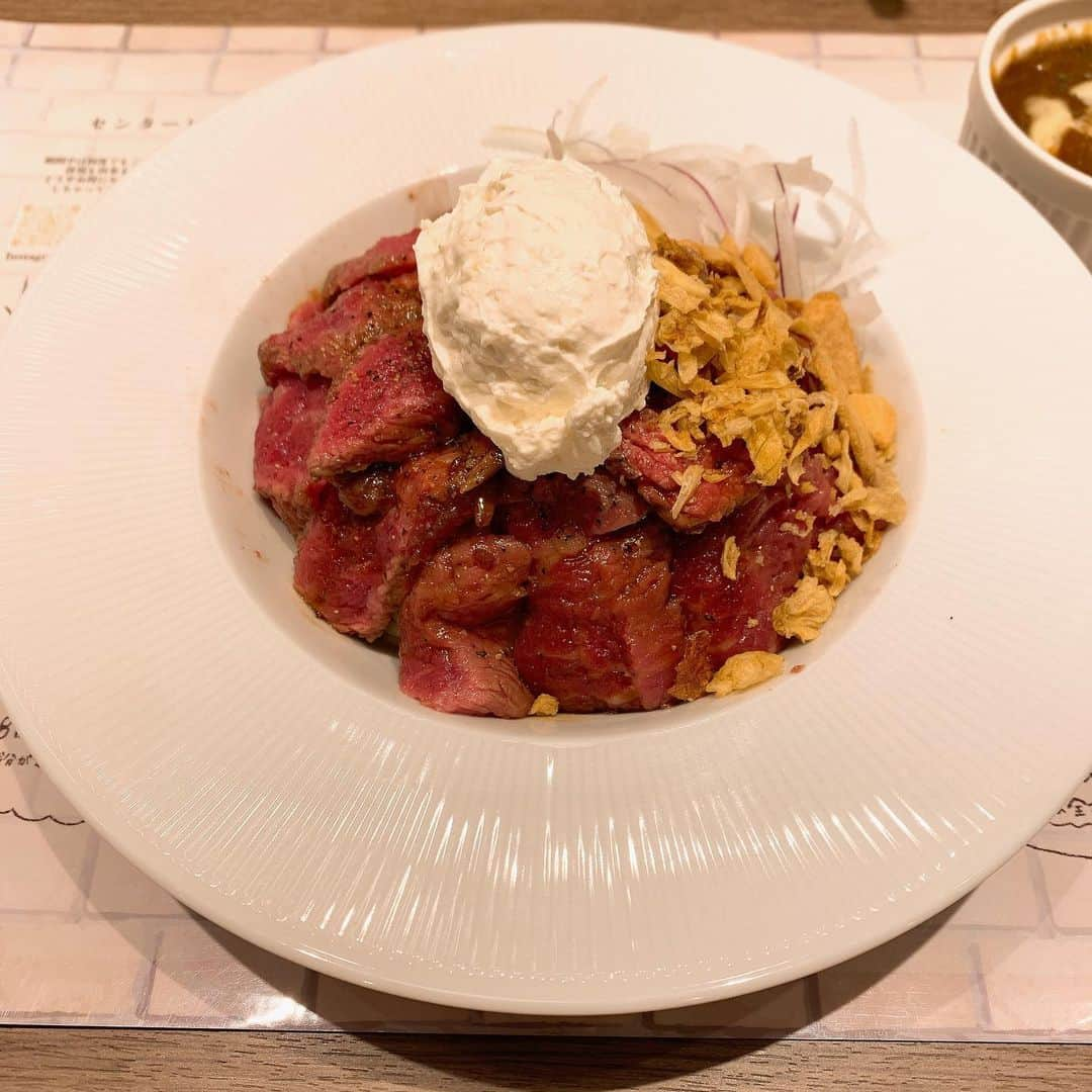 瀬乃ひなたのインスタグラム：「西新宿【ステーキライスとカレーの店】 . . 気になってたお店行ってきた💨 . . お肉のサイズとご飯の種類とトッピングとか選ぶんだけど 私はLサイズでガーリックバターライスにミニカレー を頼んだよ✧*｡٩(ˊᗜˋ*)و✧*｡  . . 普段いっぱい食べる人だけど結構後半苦しかったから 次回はMで食べようかと思ってる🍴 . . 確かカウンター席しかないし ランチ時は並んでたから次回ずらした方がよさそう🤔 . . . . めちゃ美味しかったからまた行きたい🤗 . . . #東京焼肉  #にくすたぐらむ 　#焼肉　#毎日焼肉が食べたい人 　#グルメ　#たべすたぐらむ　#ワイのグルメ記録 #ステーキ　#ステーキライスとカレーの店 #西新宿　#西新宿グルメ　#新宿グルメ　#西新宿ステーキ　#新宿ステーキ」