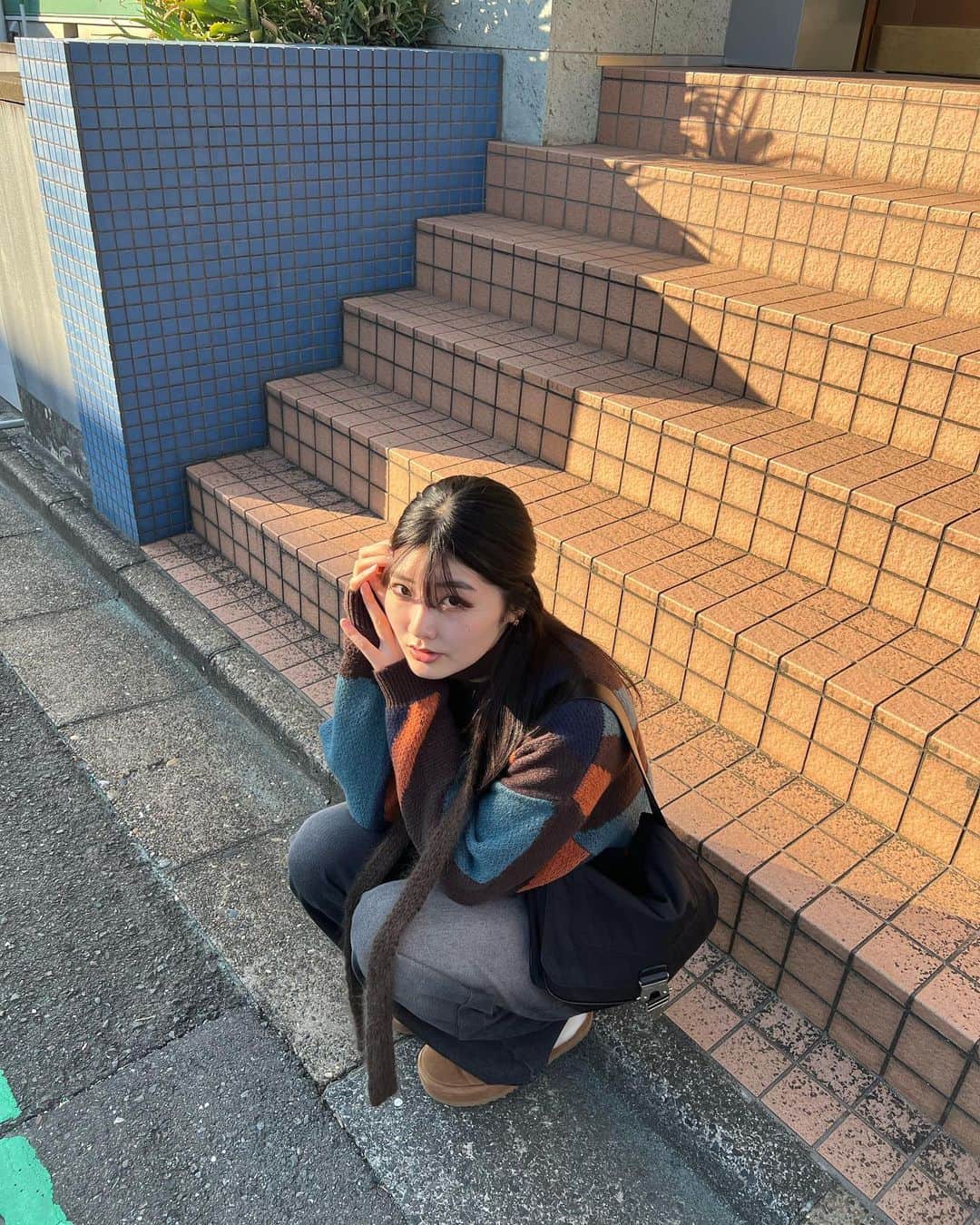 ちゃきさんのインスタグラム写真 - (ちゃきInstagram)「秋冬の柄ニットコーデ！ ⁡ １枚着ただけで 3色以上のコーデを楽しめる マーブル柄ニットちゃん！  @mivialoca ˊˎ˗ ⁡ ほかの配色はグレーとピンク、 ブルーとネイビーもあるから 色好きな方はぜひのぜひ🍊🧵 私はこの柄推し〜！ ⁡ ⁡ ⁡ #mivialoca #ミヴィアロカ #PR #マーブル #柄ニット #ユニセックス ※ zozotownでクーポン発行中！」11月3日 19時09分 - __nmsk13
