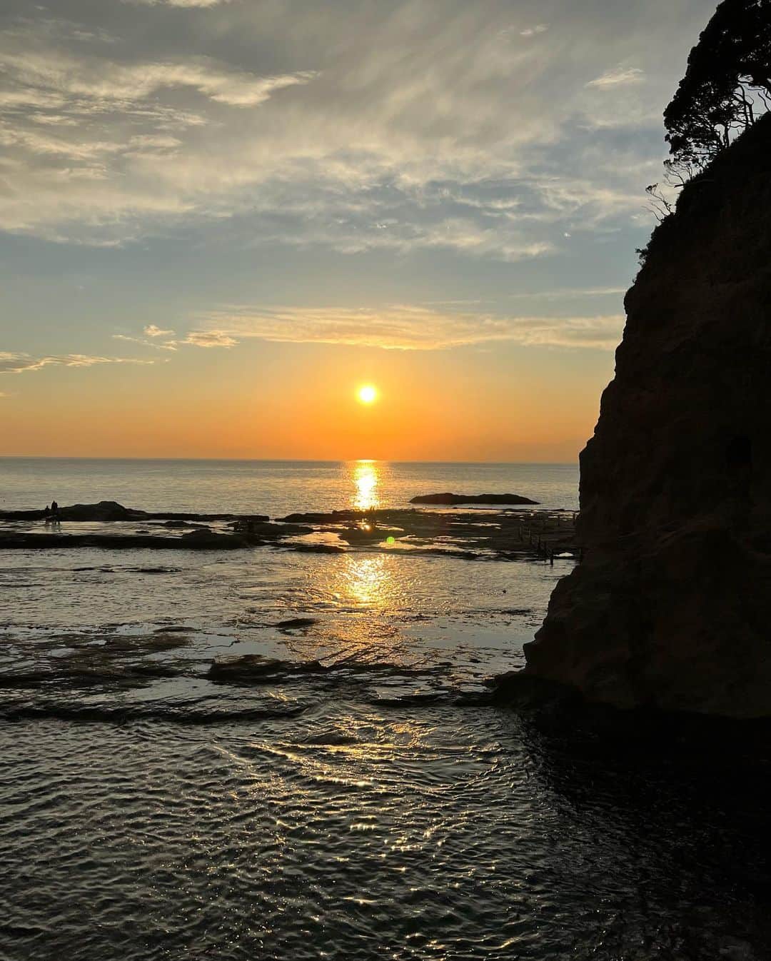 一双麻希 さんのインスタグラム写真 - (一双麻希 Instagram)「江ノ島の、この時間しか撮れない 美しいフォトスポット見つけた☺️😀📸 江ノ島の方に教えてもらったお勧め夕日スポット #稚児ヶ淵 ✨ 岩に溜まった海の水が、 湖のように夕暮れの空のグラデーションを反射して、 奥には富士山。😌 夕日が沈んだ後のマジックアワーの時間がまた好き。 一日に感謝、ですね。  江ノ島は夏なイメージだったけど、この時期の夕日は 空も澄んでいて本当に素敵です。  最後２枚は..大好きなソフト🍦がトンビに襲われた時の😳笑 店員さんに注意してくださいね😌と手渡されたけど まんまと😂🥲一瞬の出来事でした、、笑 江ノ島は本当にトンビに食べ物狙われまくるみたいなので 注意です‼️😂⚠️  #江ノ島 #藤沢 #片瀬江ノ島  #日本の絶景 #夕日 #富士山が見える場所 #旅好き #旅好き女子  #国内旅行 #江ノ島観光 #アウトドア女子 #マジックアワー #女子旅 #自然が好き #旅が好き #自然写真 #海写真 #山好き #山ガール #旅好きな人と繋がりたい #magichour #japantrip #japanview #enoshima #sunset #naturephotography #shonan #mtfuji #japantravel」11月3日 19時09分 - isso_maki315