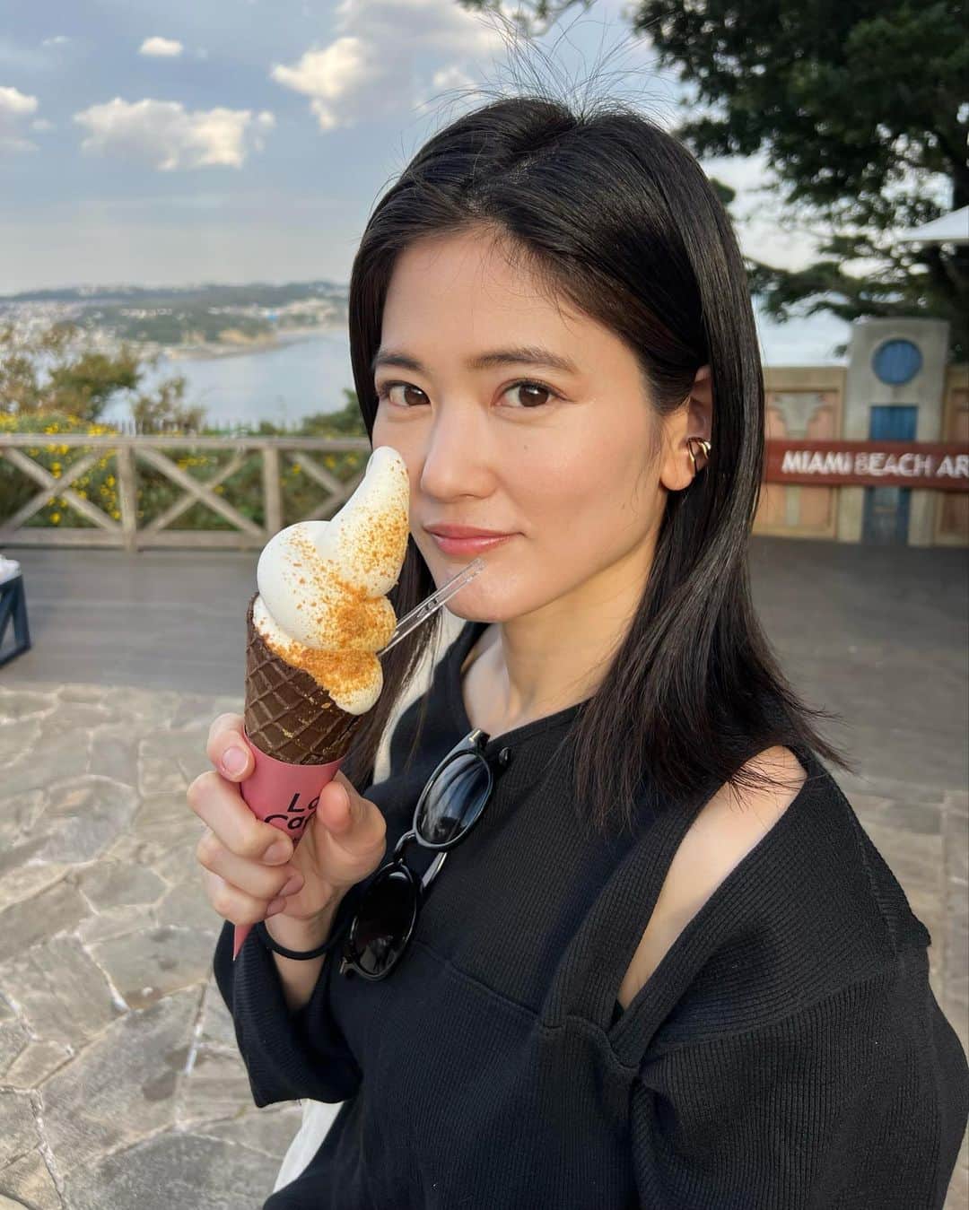 一双麻希 さんのインスタグラム写真 - (一双麻希 Instagram)「江ノ島の、この時間しか撮れない 美しいフォトスポット見つけた☺️😀📸 江ノ島の方に教えてもらったお勧め夕日スポット #稚児ヶ淵 ✨ 岩に溜まった海の水が、 湖のように夕暮れの空のグラデーションを反射して、 奥には富士山。😌 夕日が沈んだ後のマジックアワーの時間がまた好き。 一日に感謝、ですね。  江ノ島は夏なイメージだったけど、この時期の夕日は 空も澄んでいて本当に素敵です。  最後２枚は..大好きなソフト🍦がトンビに襲われた時の😳笑 店員さんに注意してくださいね😌と手渡されたけど まんまと😂🥲一瞬の出来事でした、、笑 江ノ島は本当にトンビに食べ物狙われまくるみたいなので 注意です‼️😂⚠️  #江ノ島 #藤沢 #片瀬江ノ島  #日本の絶景 #夕日 #富士山が見える場所 #旅好き #旅好き女子  #国内旅行 #江ノ島観光 #アウトドア女子 #マジックアワー #女子旅 #自然が好き #旅が好き #自然写真 #海写真 #山好き #山ガール #旅好きな人と繋がりたい #magichour #japantrip #japanview #enoshima #sunset #naturephotography #shonan #mtfuji #japantravel」11月3日 19時09分 - isso_maki315