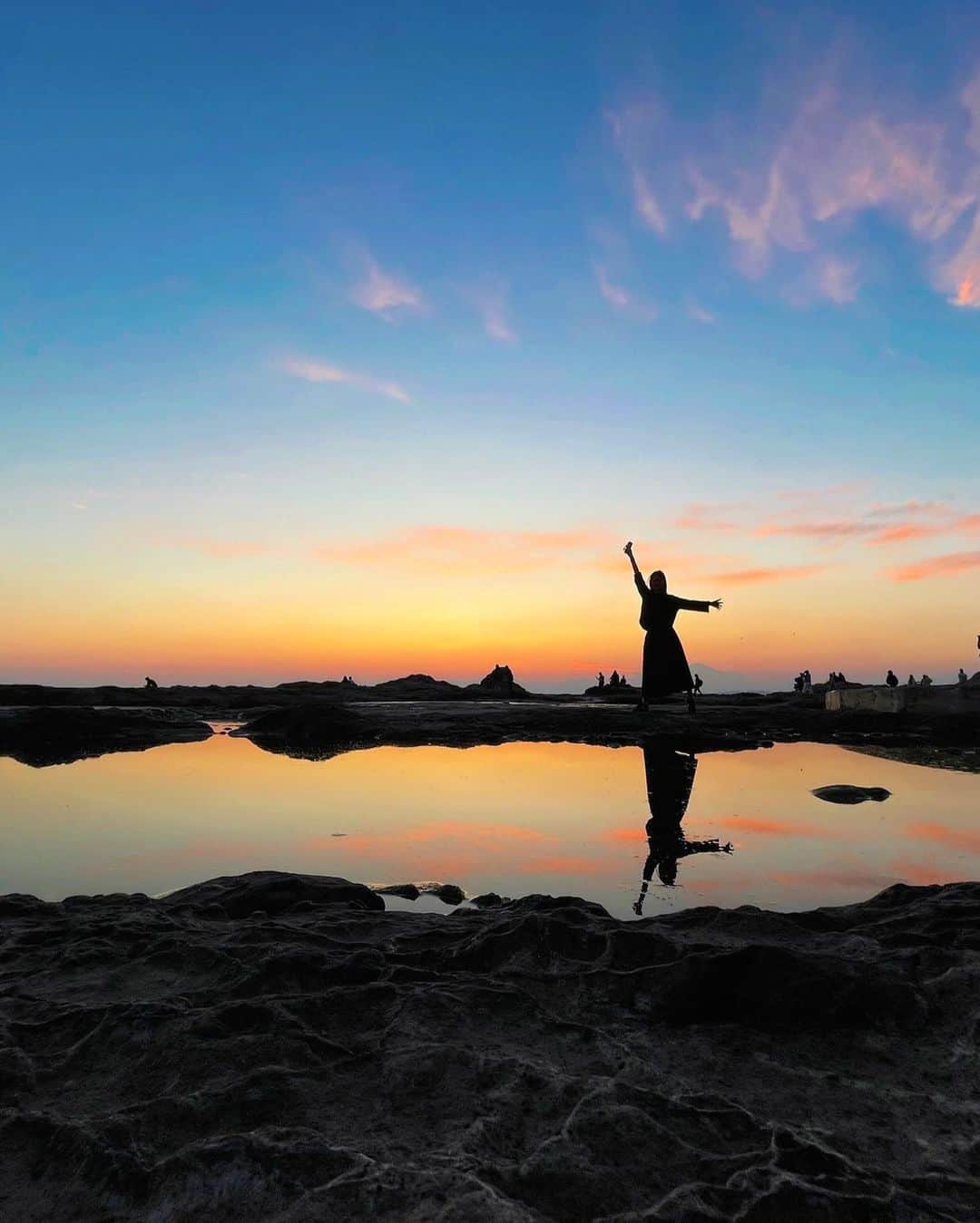 一双麻希 さんのインスタグラム写真 - (一双麻希 Instagram)「江ノ島の、この時間しか撮れない 美しいフォトスポット見つけた☺️😀📸 江ノ島の方に教えてもらったお勧め夕日スポット #稚児ヶ淵 ✨ 岩に溜まった海の水が、 湖のように夕暮れの空のグラデーションを反射して、 奥には富士山。😌 夕日が沈んだ後のマジックアワーの時間がまた好き。 一日に感謝、ですね。  江ノ島は夏なイメージだったけど、この時期の夕日は 空も澄んでいて本当に素敵です。  最後２枚は..大好きなソフト🍦がトンビに襲われた時の😳笑 店員さんに注意してくださいね😌と手渡されたけど まんまと😂🥲一瞬の出来事でした、、笑 江ノ島は本当にトンビに食べ物狙われまくるみたいなので 注意です‼️😂⚠️  #江ノ島 #藤沢 #片瀬江ノ島  #日本の絶景 #夕日 #富士山が見える場所 #旅好き #旅好き女子  #国内旅行 #江ノ島観光 #アウトドア女子 #マジックアワー #女子旅 #自然が好き #旅が好き #自然写真 #海写真 #山好き #山ガール #旅好きな人と繋がりたい #magichour #japantrip #japanview #enoshima #sunset #naturephotography #shonan #mtfuji #japantravel」11月3日 19時09分 - isso_maki315