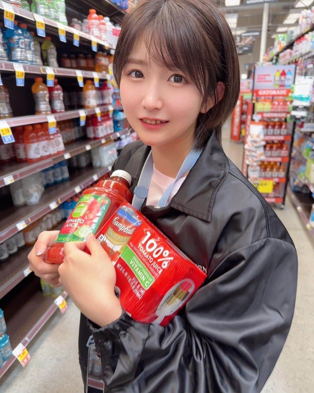 深田結梨（浅田結梨）のインスタグラム：「😍🍅🥤  #ゆーりまん引退  #トマトジュース  #毎日飲んでます  #だいすきだぁぁ  #tomato  #california  #usa  #supermarket」