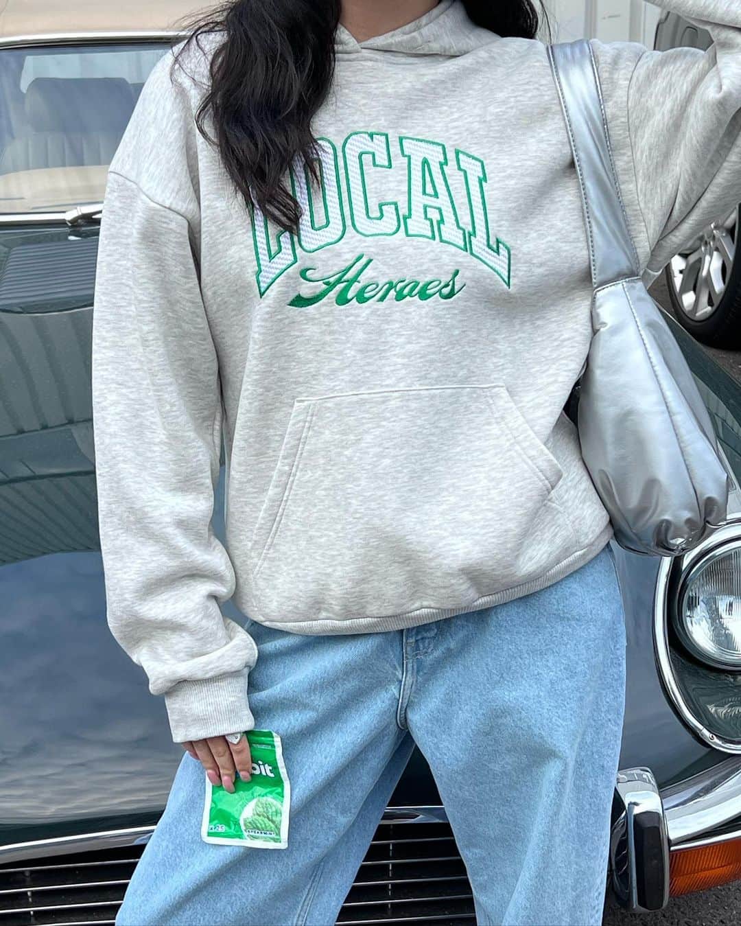 LOCAL HEROESさんのインスタグラム写真 - (LOCAL HEROESInstagram)「Back to UNI! Maybe we're too late, but who cares. Just look cool in our new hoodie! 💆🏻‍♀️💅🏻」11月3日 19時10分 - localheroes