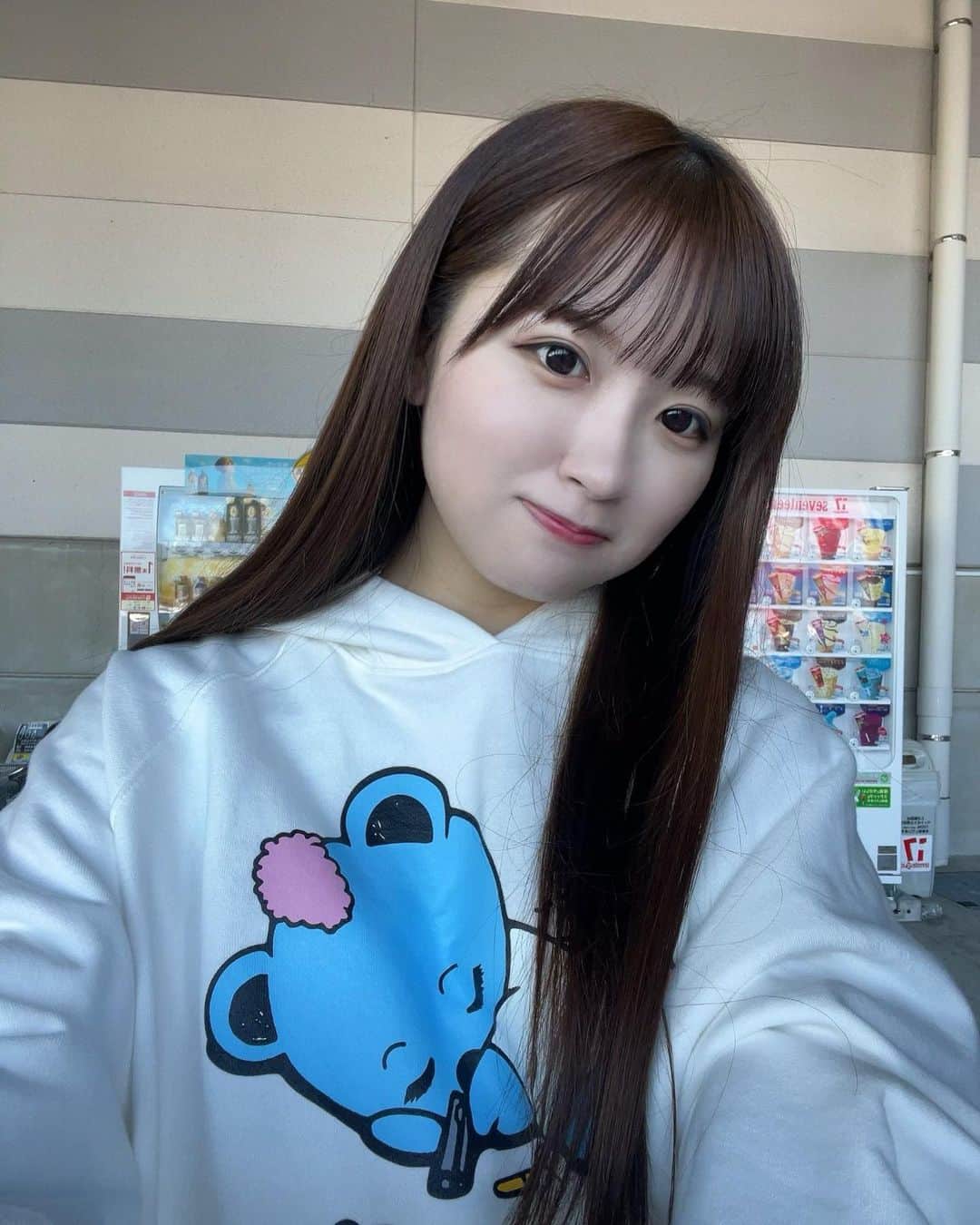 まあれのインスタグラム：「パーカー着ること多くなる季節来てうれしい🤍 ⁡さいきん写真が盛れなくて調子悪い😿 ⁡ ⁡ ⁡ ⁡ ⁡  #パーカーコーデ  #パーカー  #韓国通販  #ファッション  #スウェットコーデ  #スウェット」