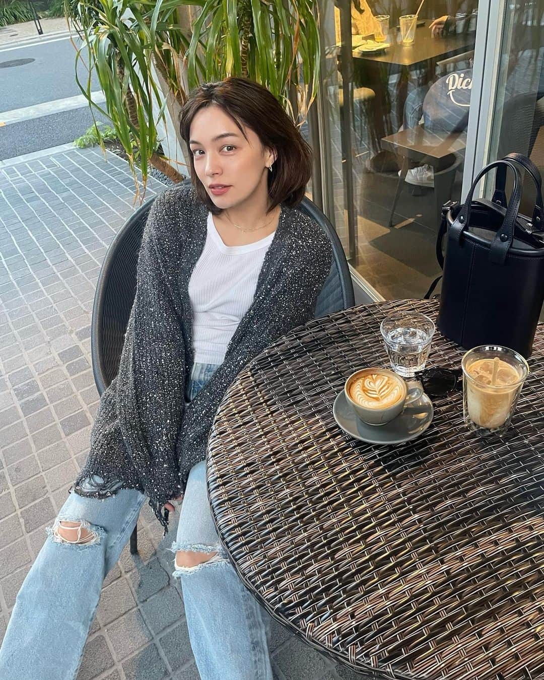 ステファニーのインスタグラム：「☕️💭✨ 大好きなデニムコーデはキラキラカーディガンで 新鮮な感じ！ #love #fashion #outfit #nounless」