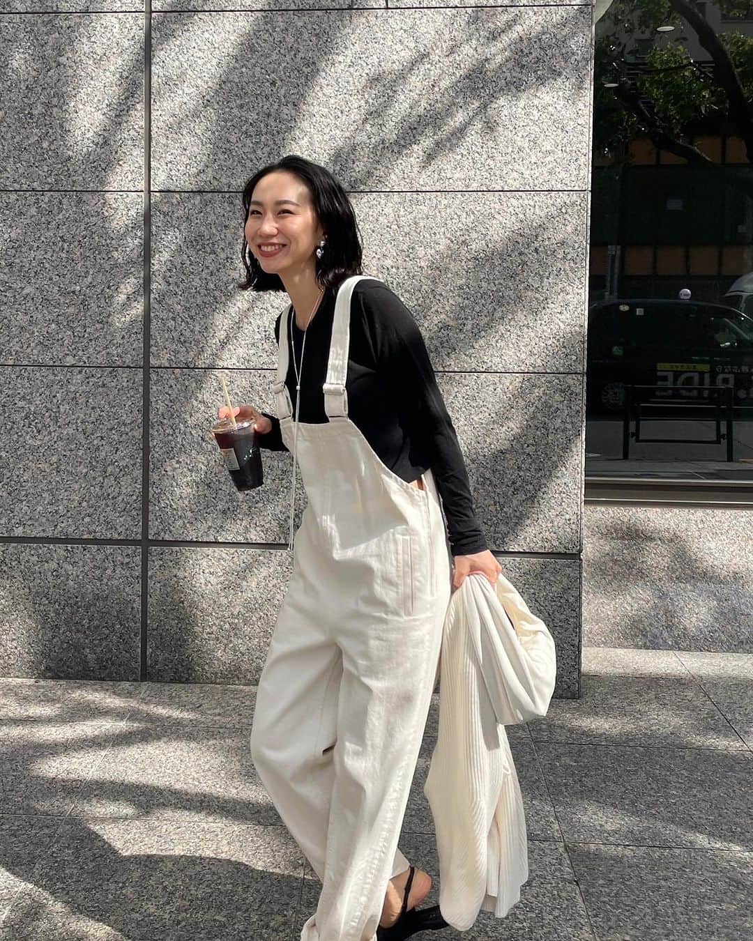 ETRÉ TOKYO ストアのインスタグラム：「@etretokyo  【11/2 New Arrival】  ㅤㅤㅤ ㅤㅤㅤ #ETREデニムオールインワン IVORY / INDIGO S.M size ¥29,700(tax in) ㅤㅤㅤ ㅤㅤ ㅤㅤㅤ新宿スタッフ @etretokyo_nami 167cm IVORY / M着用  @etretokyo_tobi 157cm IVORY / S着用  ㅤㅤㅤ  ㅤㅤㅤ┈┈┈┈┈┈┈┈┈┈┈┈┈┈┈┈┈┈┈ ㅤㅤㅤ ㅤㅤ  【INFORMATION】 ⁡ㅤㅤㅤ ⁡ ※11/2(木)発売のアイテムは、11/3(金)12:00よりお在庫のある場合、ルミネカード会員様限定で店舗通販のご利用が可能です。  ⁡ ※お電話がつながりにくい可能性がございます。 ⁡ ※また混雑時には入場制限及び 試着点数の制限を設けさせて頂きます。 予めご了承ください。 ⁡ ⁡ ご理解、ご協力を賜りますよう 心よりお願い申し上げます。   ㅤㅤㅤ 【LUMINE SHINJUKU STORE】 ETRÉ TOKYO ルミネ新宿2店 TEL：03-5989-0979  ー営業時間ー (平日、土日祝)11:00-21:00 ⁡  #etretokyo#etre#fashion#etretokyoshinjuku #etre#2023etre#etretokyo_staff_ootd#2023aw #大人ファッションコーデ #シンプルスタイル  #オトナカジュアルコーデ #オールインワンコーデ #モノトーンコーディネート #ストールコーデ #デニムスタイル #伊達メガネ」