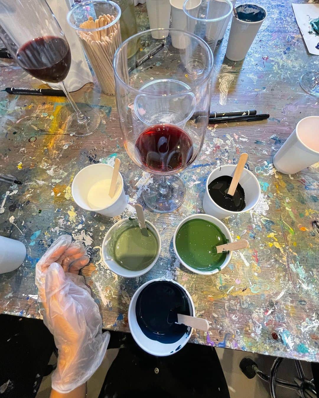 亀川萌絵子さんのインスタグラム写真 - (亀川萌絵子Instagram)「. 宇宙みたいな、地球みたいなのができた🌏👽 めちゃお気に入り！いろんな色で作ってみたい🖼️ あとワイン飲みながらできるの最高🍷」11月3日 19時23分 - moeko_kamegawa