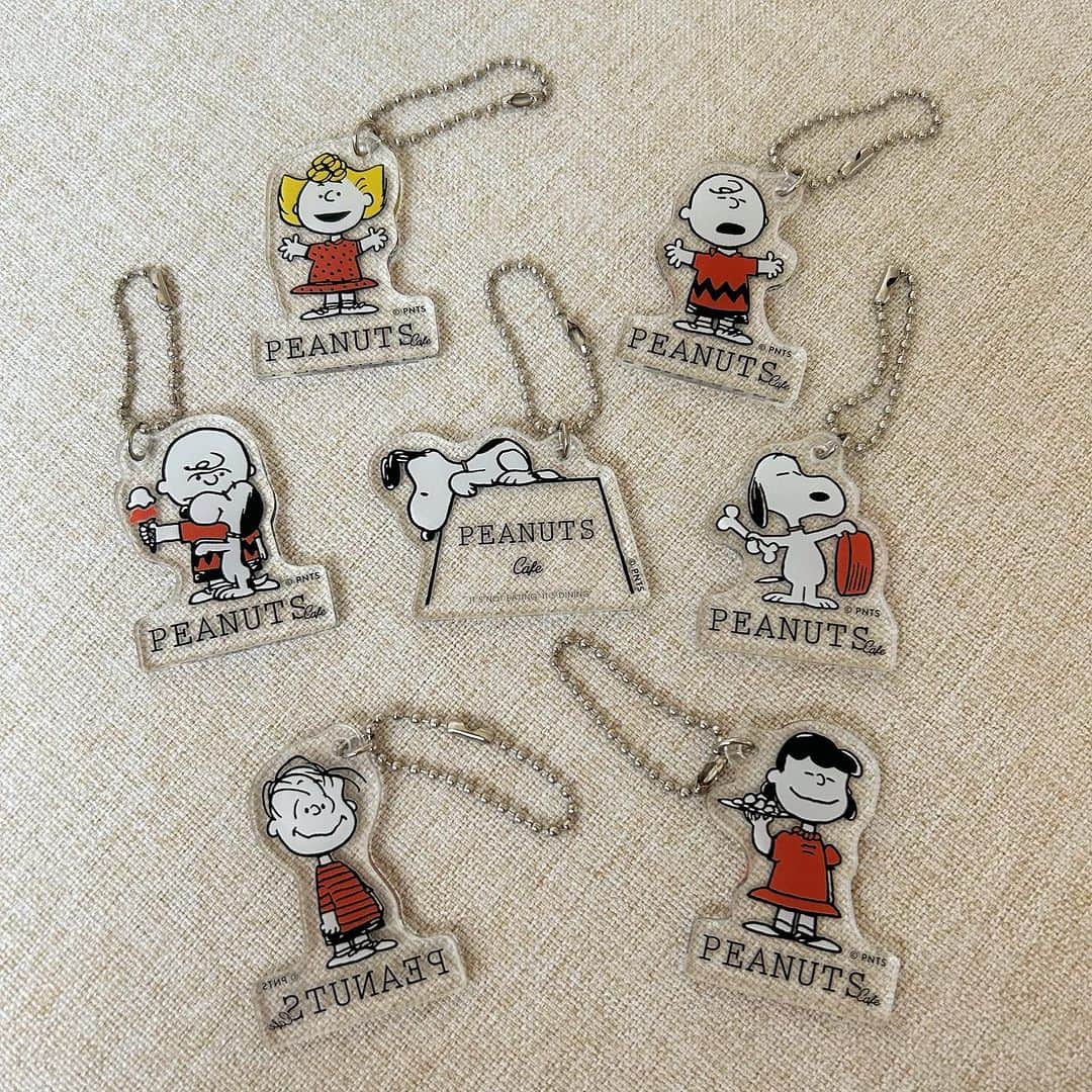 のインスタグラム：「new | GOODS  \ 店舗限定！ / カプセルトイに、新デザイン全55種が仲間入り！  各店舗で販売中のカプセルトイは、それぞれのお店のコンセプトが感じられる、ご来店の記念や手軽なお土産としても人気のアイテム。 コインを入れてハンドルを回す瞬間のドキドキはもちろん、各地の店舗を巡ってお店ごとに異なるデザインに出会う喜びも格別！  さらに、博多店では、カプセルトイ初となるアクリルキーホルダーがお目見え！ 何が出るかはお楽しみ！お友だちと交換したり、コンプリートを目指しても◎  どれが出るかわからないワクワク感を、ぜひ店頭でお楽しみください。  ‐販売店舗 PEANUTS Cafe 全店舗 ※各取扱店舗のカプセルトイ自販機でご購入いただけます。1回につき1つ、ランダムでご入手いただけます。 ※それぞれの店舗限定となります。 ※オンラインショップでのお取り扱いはございません。 ※カプセルトイの特性上、同じものが続けて当たる可能性やご希望のものが出ない場合がございますので、あらかじめご了承ください。  店舗の詳細は、@peanutscafe_tokyo トップのリンクより、HPにてご確認ください。」
