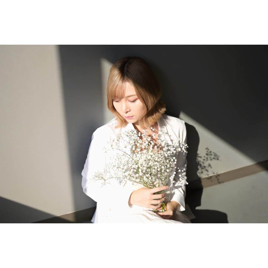 岩田華怜のインスタグラム：「大事にしようと思うと 私は強く握り締めてしまって 気づいたら大切なものを壊してしまう事が多い  だから今は手放しに両手を広げて "自分"だけを抱き締めることにしている。」