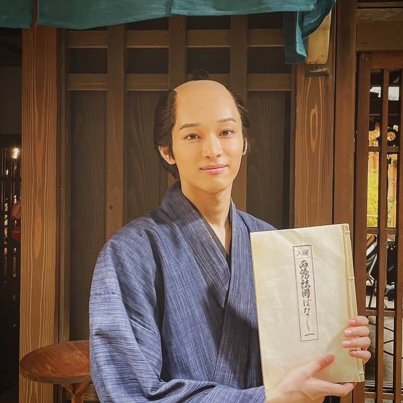 松本怜生さんのインスタグラム写真 - (松本怜生Instagram)「・ BS時代劇「あきない世傳 金と銀」  五鈴屋の三男・智蔵 役で出演させていただきます!  僕にとって初の時代劇✨  原作が忠実に再現された本当に面白い作品なので、  絶対に観てくださーい!!!  第1話放送日はBSP4K/BSにて  12/8(金)夜7:30~です！   #nhk   #金と銀」11月3日 19時18分 - gd_leo_peace818