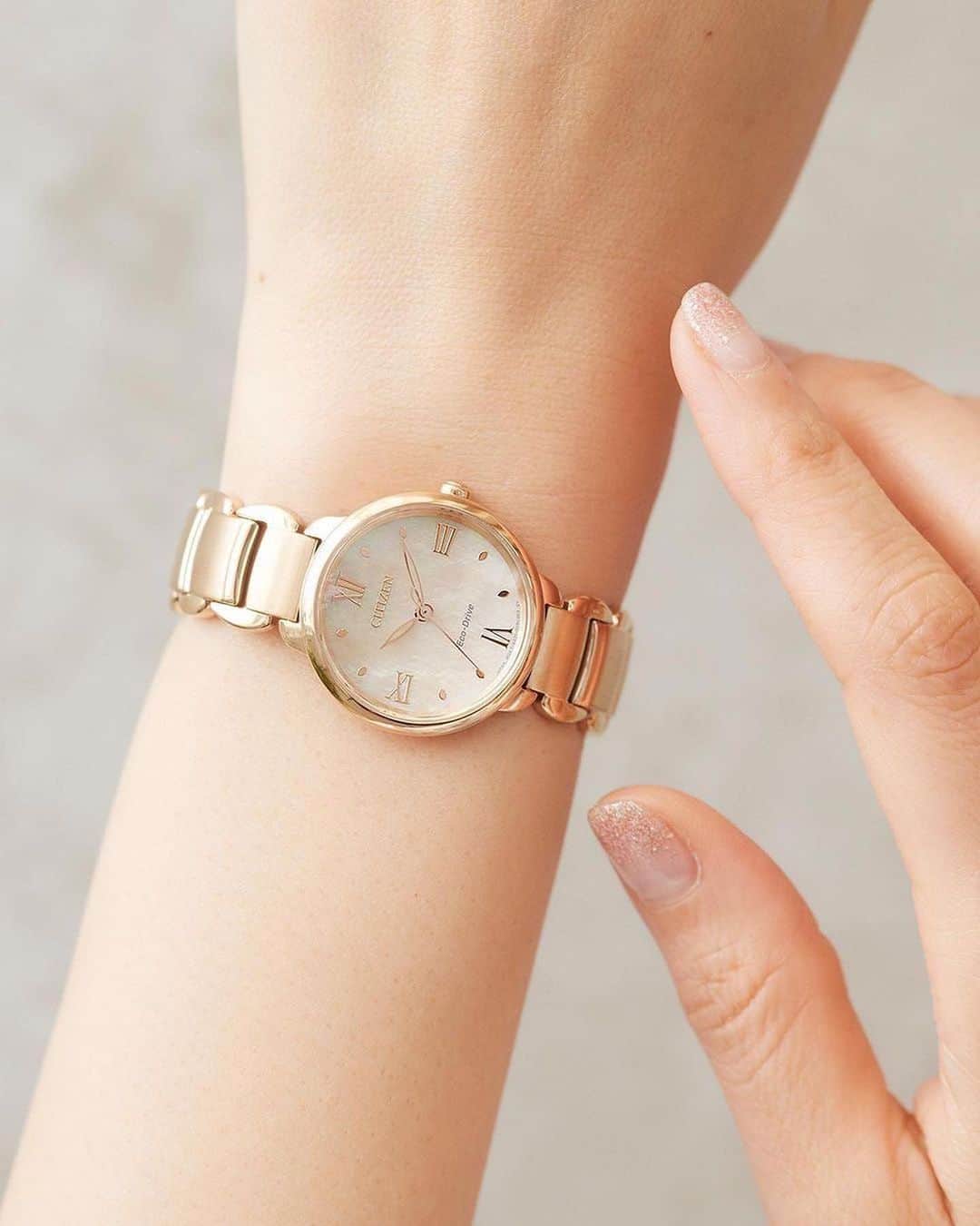 citizenlwatchのインスタグラム：「「透明感のある輝きで手元を上品に」  咲き誇るダリアの花をモチーフにしたモデル。 淡く色づいた白蝶貝の文字板が透明感のある輝きを放ち 花びらのようなシルエットのインデックスも相まって 上品な印象を演出します。  詳しくはプロフィール欄のURLよりどうぞ。 → @citizenlwatch  A model inspired by the blooming Dahlia flower.  The soft, colored white mother-of-pearl dial emits a transparent and radiant glow.  The petal-shaped indexes add to the elegant impression of the watch.  ∵∵∵∵∵∵∵∵∵∵∵∵∵∵∵⁣⁣⁣ 地球のように美しいサステナブルウオッチ A sustainable watch as beautiful as the Earth.  ・モデル EM0928-84D ¥37,400（税抜価格¥34,000）  EM0929-81Y ¥37,400（税抜価格¥34,000）  Link in bio @citizenlwatch⁣⁣⁣ ∵∵∵∵∵∵∵∵∵∵∵∵∵∵∵∵⁣⁣⁣  #sustainablewatch #サステナブルウォッチ #citizen #citizenl #citizenwatch #シチズン #シチズンエル」