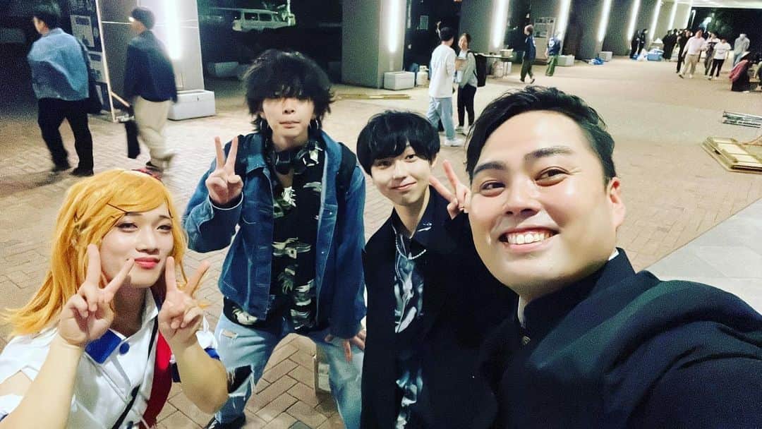 ゴリ山田カバ男さんのインスタグラム写真 - (ゴリ山田カバ男Instagram)「#国士舘大学 #楓門祭 参加させていただきました〜‼️  学生の皆さんと大盛り上がりで 終了となりました〜👏👏  実行委員の方々、とても細やかなサポートを してくださいまして、スムーズに本番に臨めました☺️ 楽屋にケータリングとお手紙まで…😭  そして！カバ男ファミリーのおかげでとても 心強かったよ〜‼️ありがと〜🙌  ステージの司会進行を務めていた学生さんも 「カバ男さんのファンの方々が笑っていてくれて それで、乗り切ることができました！」と おっしゃってました〜‼️さっすがないすぅ‼️☺️👍  同じステージで共演させていただいた @mystic_ocean610 のお2人と  ラブライブのダンスをキレキレで披露していた #テフラ さん  素晴らしいステージでした✨️  学校の生徒さんが一体となって学園祭を 盛り上げているその「青春の輪」に入ることが できてとても嬉しかった☺️  自分にもこういう時代があったんだなと 改めて感じることもできて、初心に帰ることが できました😆✨  それと、学ランを引っ張り出してきて 衣装にしてステージに立ったこともあって より気持ちも上がって盛り上がることができました‼️  とにかくハッピーな楽しい空間でした！ 大事な気づきもいただいて…  来年も呼んでもらえるように頑張るぞ〜💪🔥」11月3日 19時32分 - goriyamadakabao