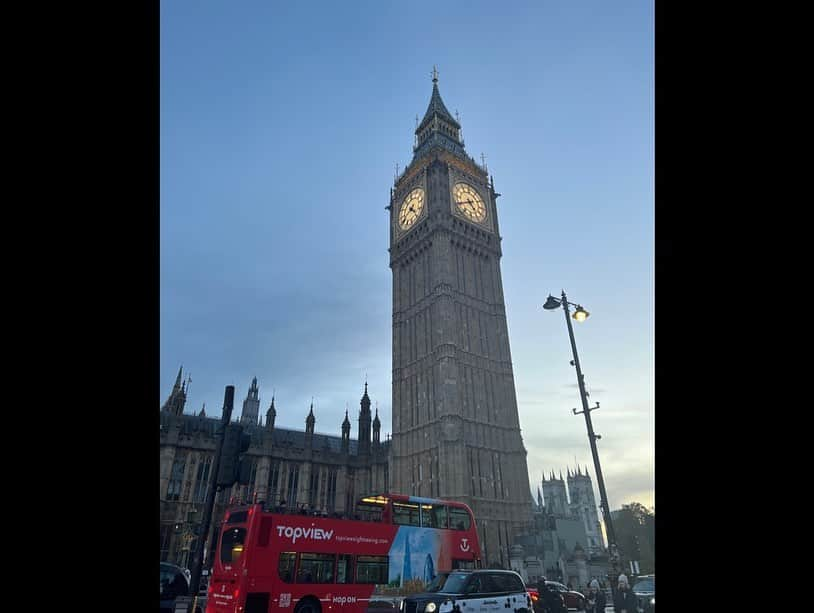 影山優佳さんのインスタグラム写真 - (影山優佳Instagram)「This is queen's weather:)  ロンドンでは珍しい快晴が私たちを迎え入れてくれました☺︎ 今後ABEMAスポーツタイム等で放送予定です♪  #London#football#ootd」11月3日 19時31分 - kageyamayuka_official