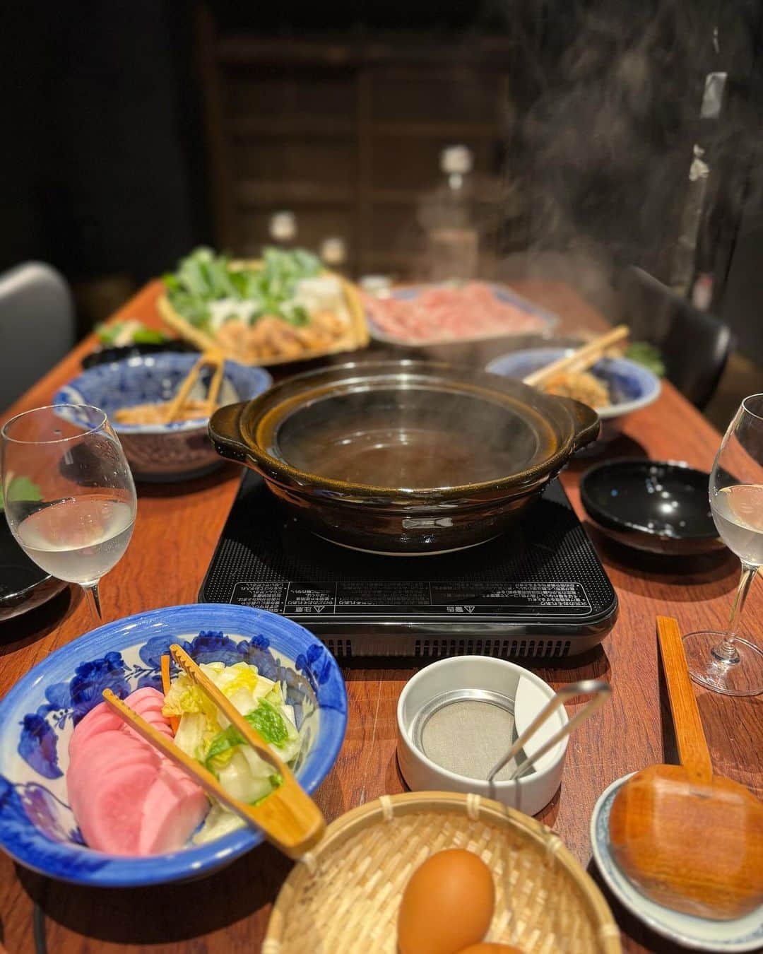 辺見えみりさんのインスタグラム写真 - (辺見えみりInstagram)「新潟のお酒と食  全てのお料理に感動🥺 地元のものを使ったお料理に 美味しい地元のお酒。  最高でした😃  ちなみにご質問多かった 青いknitはこの前インスタライブの時にお話していた　@ebure_official のknit🩵」11月3日 19時31分 - emiri_hemmi