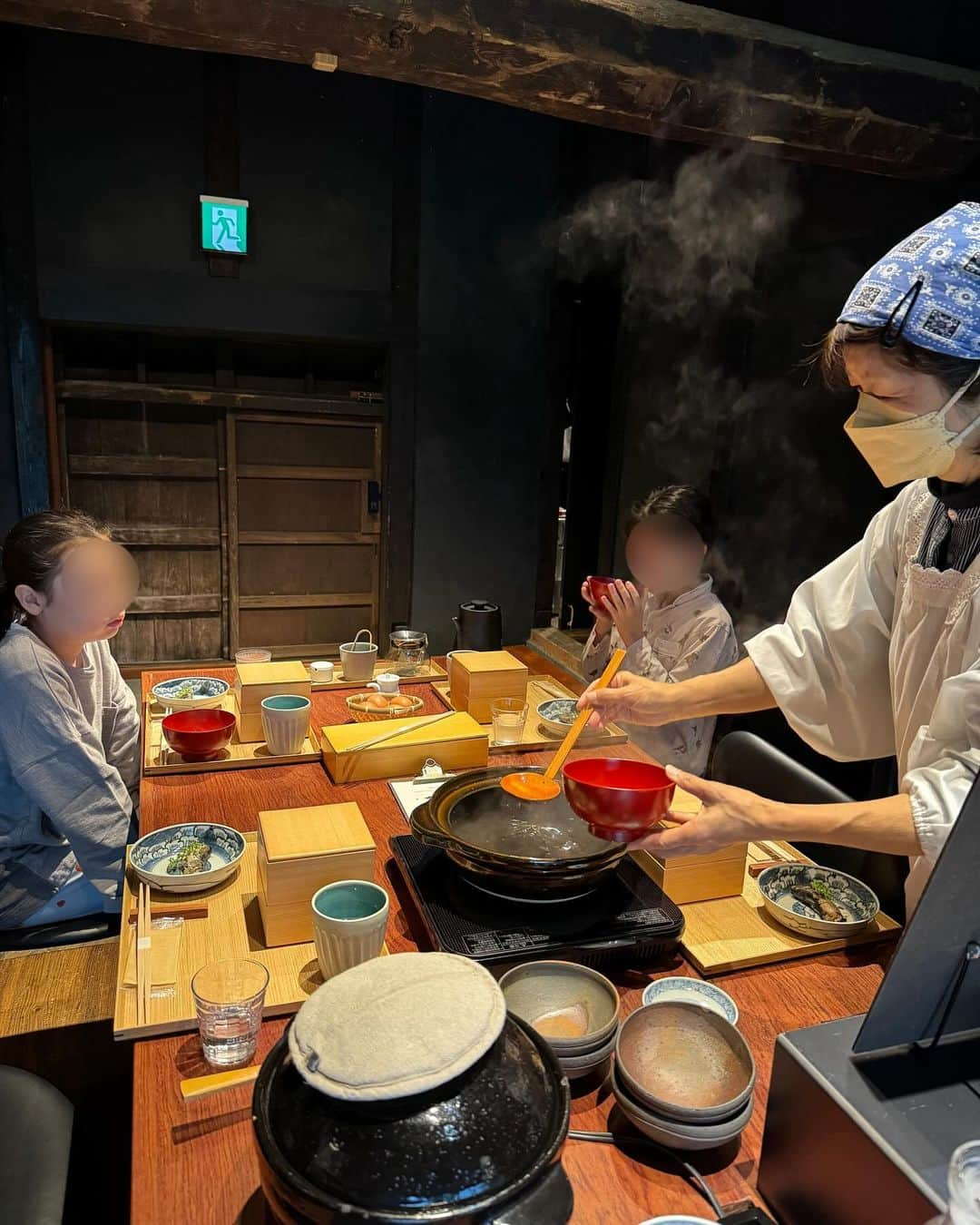 辺見えみりさんのインスタグラム写真 - (辺見えみりInstagram)「新潟のお酒と食  全てのお料理に感動🥺 地元のものを使ったお料理に 美味しい地元のお酒。  最高でした😃  ちなみにご質問多かった 青いknitはこの前インスタライブの時にお話していた　@ebure_official のknit🩵」11月3日 19時31分 - emiri_hemmi