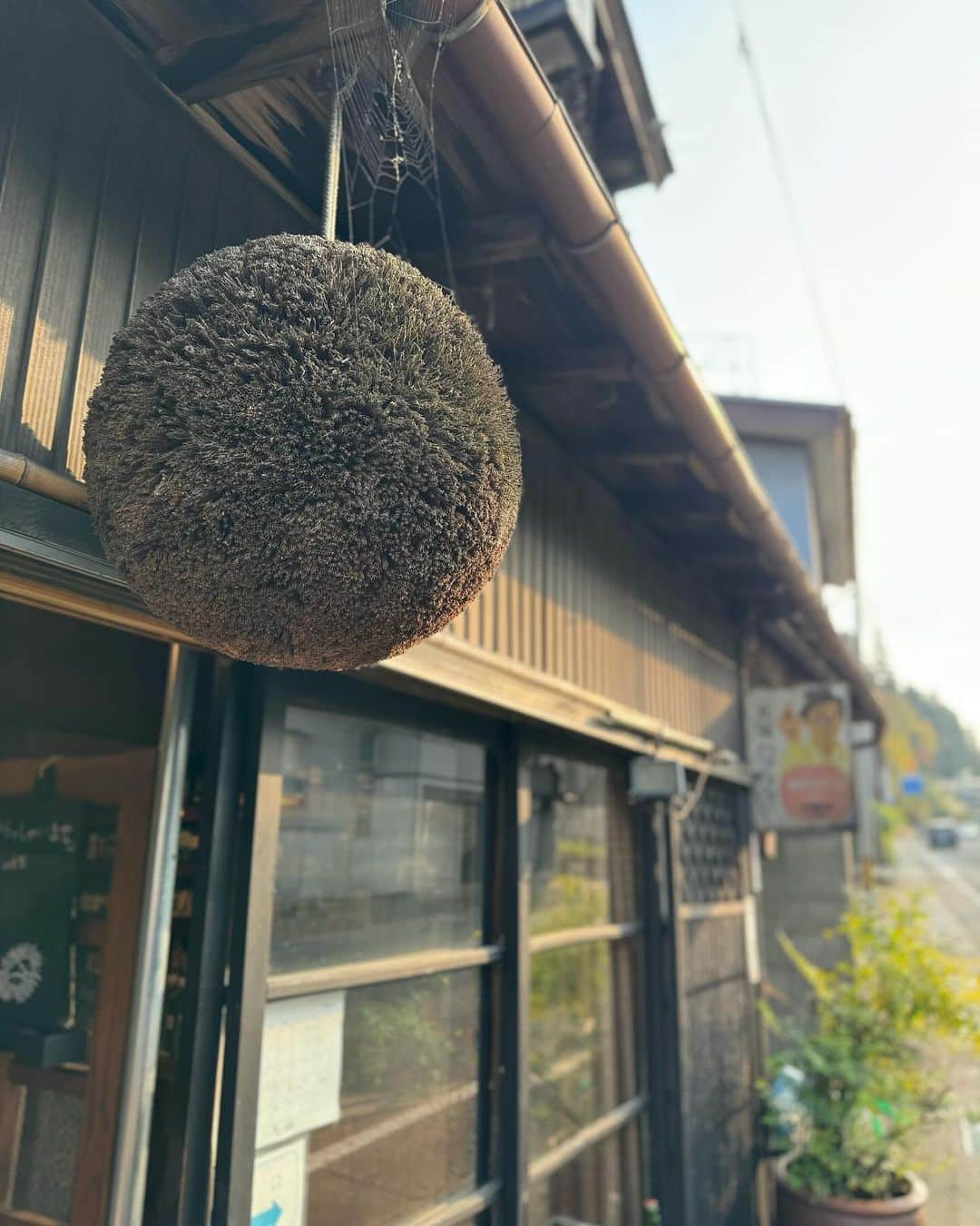 辺見えみりさんのインスタグラム写真 - (辺見えみりInstagram)「新潟のお酒と食  全てのお料理に感動🥺 地元のものを使ったお料理に 美味しい地元のお酒。  最高でした😃  ちなみにご質問多かった 青いknitはこの前インスタライブの時にお話していた　@ebure_official のknit🩵」11月3日 19時31分 - emiri_hemmi