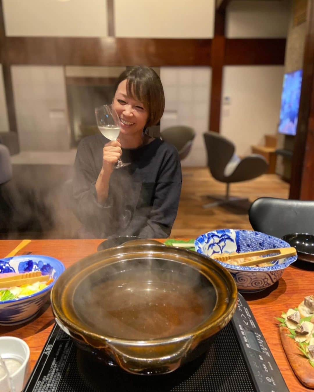 辺見えみりのインスタグラム：「新潟のお酒と食  全てのお料理に感動🥺 地元のものを使ったお料理に 美味しい地元のお酒。  最高でした😃  ちなみにご質問多かった 青いknitはこの前インスタライブの時にお話していた　@ebure_official のknit🩵」