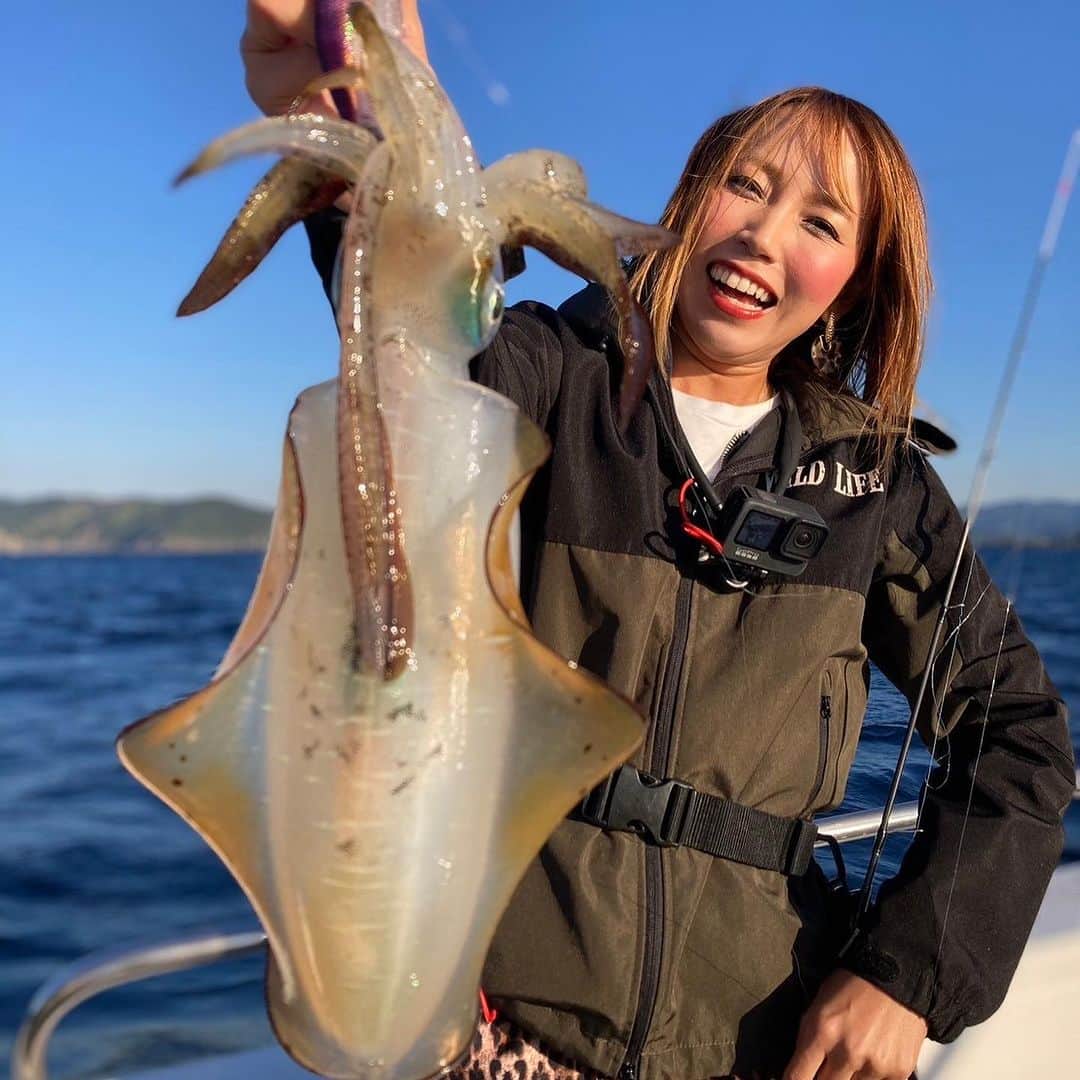 蒼井さやさんのインスタグラム写真 - (蒼井さやInstagram)「さぁ！！ いよいよ明後日の日曜は三重県五ヶ所湾で 【五ヶ所湾ボートエギング大会】が開催されます🥳 私はひと足お先に先週、アマゾン3姉妹とグランピングに行った日に釣船屋たにぐちさん @tosenya.taniguchi のところでティップラン下見をしてきました😁✨️ アタリは何回かあったけど上手く乗せれず釣果一杯でしたが、最近気温が高いので幸とでるか？！な？？と思ってます☺️✨️ ちなみにこの日のヒットパターンは、紫のエギに30g～40gのシンカーでした😊 大会に参加される皆さまにたくさんの釣果が出ますように祈ってます☺️！！ ・ ・ ・ 日曜日はお天気が少し心配ですがなんとか持ちこたえてくれるといいなぁ🥹 皆さんも気をつけて来てくださいね～🚗³₃✨️ 当日、会場でお待ちしております😉 ・ ・ ・ 【釣船屋たにぐち】 〒516-0221 三重県度会郡南伊勢町宿浦1954-119 090-1417-8001  @tosenya.taniguchi   ・ ・ ・  #五ヶ所湾ボートエギング大会  #ティップランエギング  #三重県ティップラン  #アオリイカ  #エギング  #釣り  #釣りガール  #Fishing  #fishinglife  #Fishinggirl」11月3日 19時25分 - saya.aoi