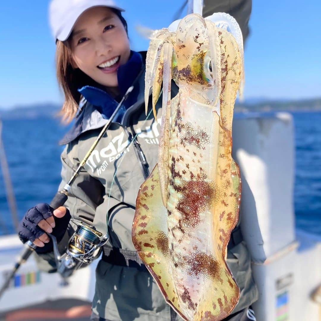 蒼井さやさんのインスタグラム写真 - (蒼井さやInstagram)「さぁ！！ いよいよ明後日の日曜は三重県五ヶ所湾で 【五ヶ所湾ボートエギング大会】が開催されます🥳 私はひと足お先に先週、アマゾン3姉妹とグランピングに行った日に釣船屋たにぐちさん @tosenya.taniguchi のところでティップラン下見をしてきました😁✨️ アタリは何回かあったけど上手く乗せれず釣果一杯でしたが、最近気温が高いので幸とでるか？！な？？と思ってます☺️✨️ ちなみにこの日のヒットパターンは、紫のエギに30g～40gのシンカーでした😊 大会に参加される皆さまにたくさんの釣果が出ますように祈ってます☺️！！ ・ ・ ・ 日曜日はお天気が少し心配ですがなんとか持ちこたえてくれるといいなぁ🥹 皆さんも気をつけて来てくださいね～🚗³₃✨️ 当日、会場でお待ちしております😉 ・ ・ ・ 【釣船屋たにぐち】 〒516-0221 三重県度会郡南伊勢町宿浦1954-119 090-1417-8001  @tosenya.taniguchi   ・ ・ ・  #五ヶ所湾ボートエギング大会  #ティップランエギング  #三重県ティップラン  #アオリイカ  #エギング  #釣り  #釣りガール  #Fishing  #fishinglife  #Fishinggirl」11月3日 19時25分 - saya.aoi