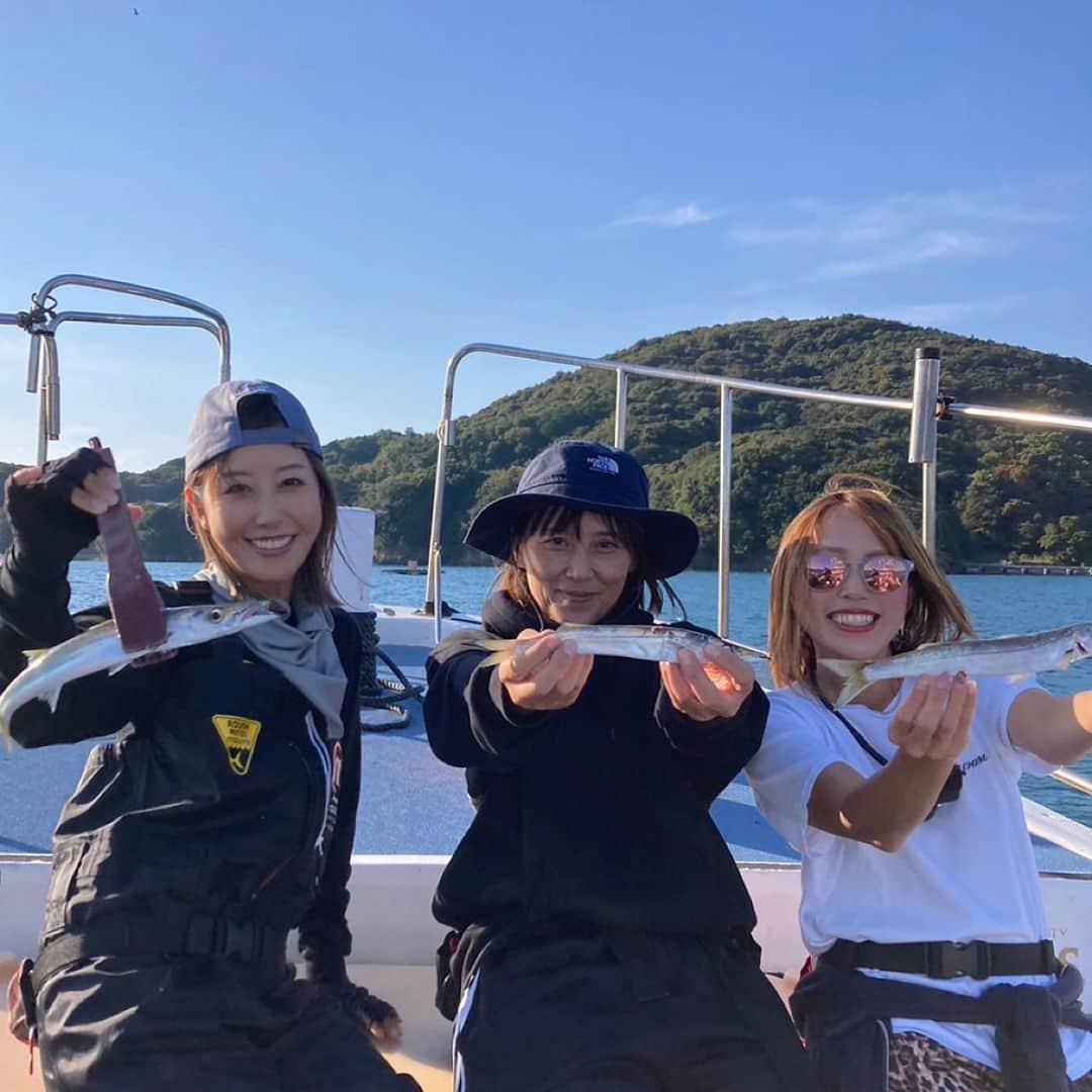 蒼井さやさんのインスタグラム写真 - (蒼井さやInstagram)「さぁ！！ いよいよ明後日の日曜は三重県五ヶ所湾で 【五ヶ所湾ボートエギング大会】が開催されます🥳 私はひと足お先に先週、アマゾン3姉妹とグランピングに行った日に釣船屋たにぐちさん @tosenya.taniguchi のところでティップラン下見をしてきました😁✨️ アタリは何回かあったけど上手く乗せれず釣果一杯でしたが、最近気温が高いので幸とでるか？！な？？と思ってます☺️✨️ ちなみにこの日のヒットパターンは、紫のエギに30g～40gのシンカーでした😊 大会に参加される皆さまにたくさんの釣果が出ますように祈ってます☺️！！ ・ ・ ・ 日曜日はお天気が少し心配ですがなんとか持ちこたえてくれるといいなぁ🥹 皆さんも気をつけて来てくださいね～🚗³₃✨️ 当日、会場でお待ちしております😉 ・ ・ ・ 【釣船屋たにぐち】 〒516-0221 三重県度会郡南伊勢町宿浦1954-119 090-1417-8001  @tosenya.taniguchi   ・ ・ ・  #五ヶ所湾ボートエギング大会  #ティップランエギング  #三重県ティップラン  #アオリイカ  #エギング  #釣り  #釣りガール  #Fishing  #fishinglife  #Fishinggirl」11月3日 19時25分 - saya.aoi