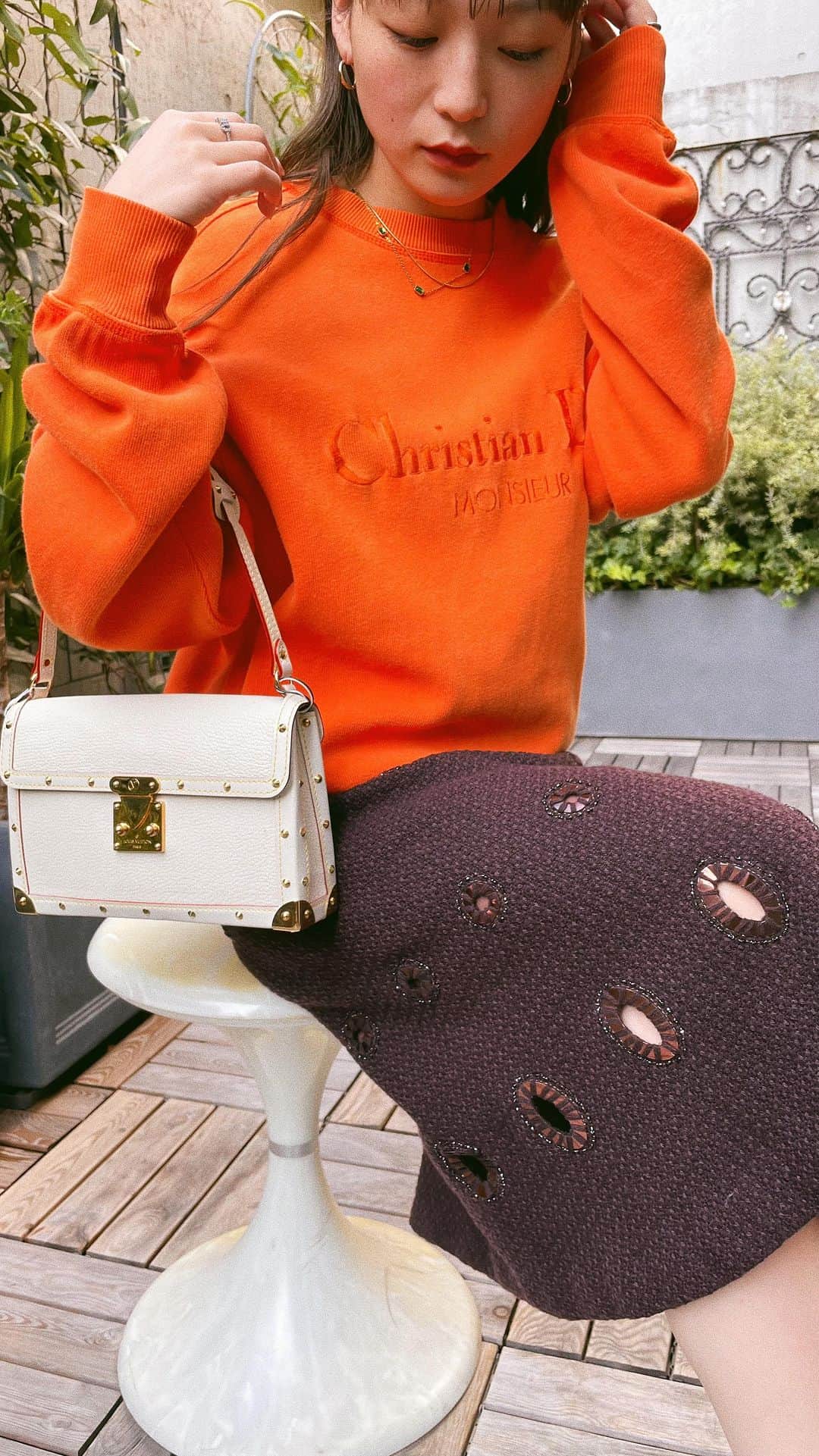 vintage Qooのインスタグラム：「Mix and match outfits with  #ChanelVintage co-ords🙌  ▼Customer service English/Chinese/Korean/Japanese *Please feel free to contact us! *商品が見つからない場合にはDMにてお問い合わせください   ▼International shipping via our online store. Link in bio.  #tokyovintageshop #오모테산도 #omotesando #aoyama #表参道 #명품빈티지 #빈티지패션 #도쿄빈티지샵  #ヴィンテージファッション #ヴィンテージショップ」