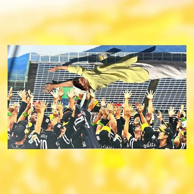 上杉あずさのインスタグラム：「. . これでOKだしょ？！？！  #ウエスタンリーグ優勝 #ファーム日本一 #記念パネル #胴上げ写真 #小久保裕紀 監督 #タマスタ筑後 #ホークスベースボールパーク筑後  #壁アート」