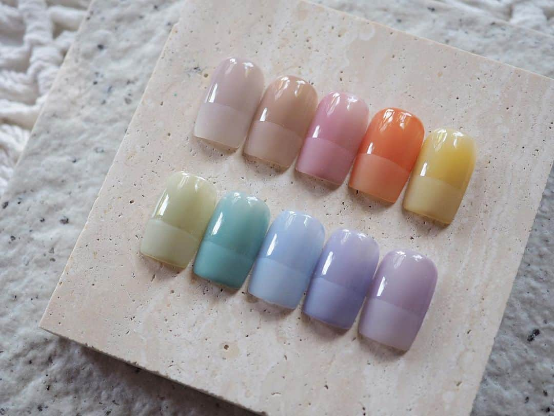 さおりのインスタグラム：「新商品のお知らせ📢 nail expo2023 11/19〜20先行発売  @flickaproducts   発色と操作性がよくムラにならずに色の濃さが調整しやすいシアーカラー  肌馴映えの良さにこだわったスキンカラー、冬にぴったりなくすみパステルのシリーズです 透明感のつやぷるカラーは、パステルながら肌馴染みがとてもよいので、ずっと眺めたくなっちゃうかわいさです  s011 クリーミーなホワイトグレージュ  s012 柔らかいライトオークル  s013 肌馴染みのよいスキンピンク  s014 肌馴染みのよいライトオレンジ  s015 くすみ系のクリームイエロー  s016 クリーム系の若草グリーン  s017  くすみ系ライトミント  s018 くすみパープル系ライトブルー  s019 クリーミーなくすみライトパープル  s020 くすみライトモーブ  @hbaz_official」