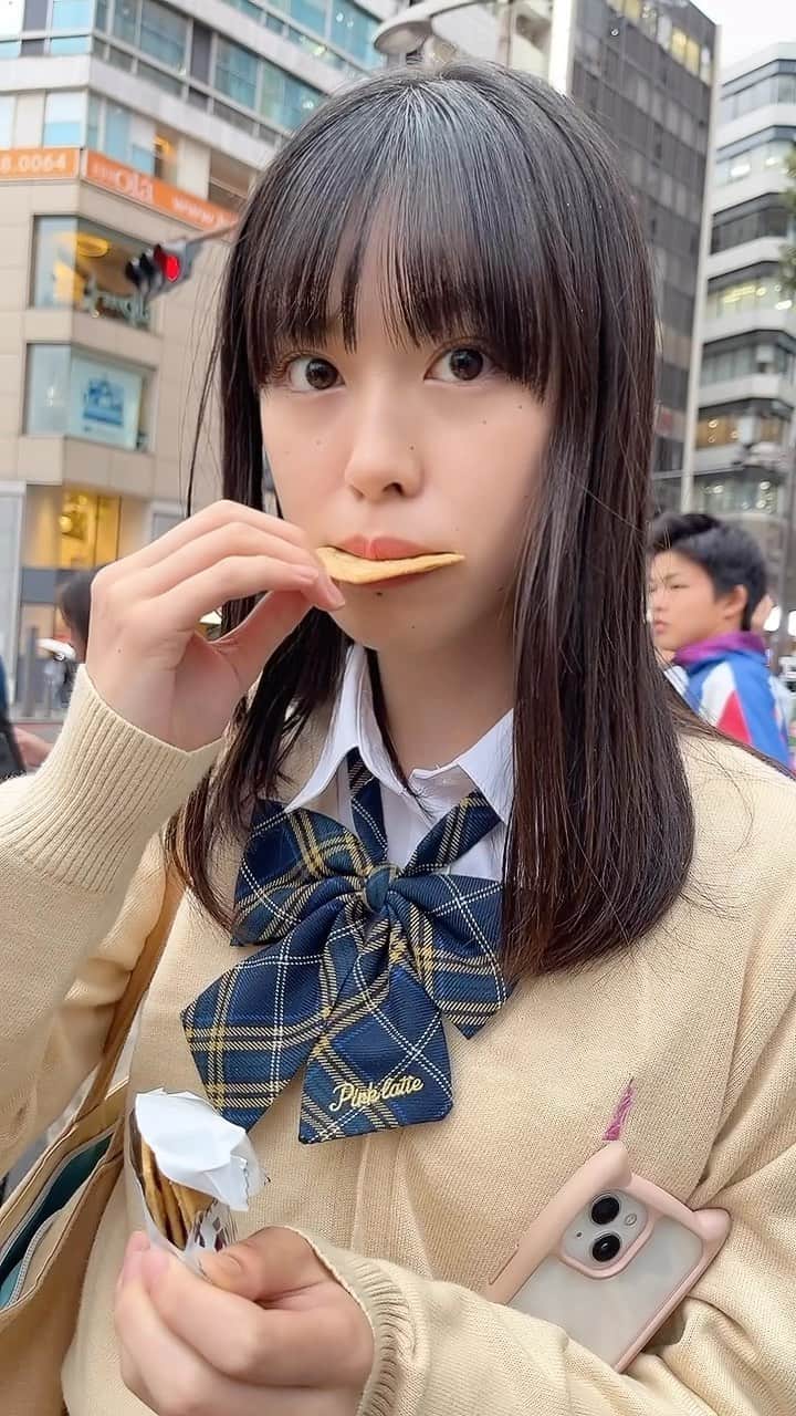 武上陽奈のインスタグラム：「クラッカー🥰💕  何を伝えてるんだろ、💦 覚えていません、、、  お腹がすいたらクラッカーを食べてます☺️  最近のマイブーム！  #クラッカー#制服#uniform#笑顔#美味しい#delicious#幸せ#Happy#渋谷#Shibuya#Japan#JapaneseGirl#16歳#16yearsold#スターダストプロモーション#スターダスト#JK#FJK#女子高生#武上陽奈」