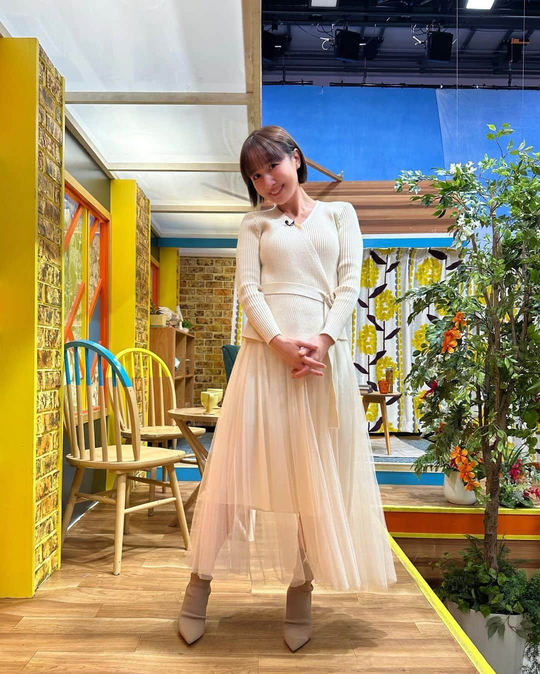 山川恵里佳さんのインスタグラム写真 - (山川恵里佳Instagram)「スタジオ衣装♡  @attrangs_japan  @stylia_official   黒髪ボブとふわふわスカートが🤍  #キニナルチョイス」11月3日 19時28分 - erika_3_official