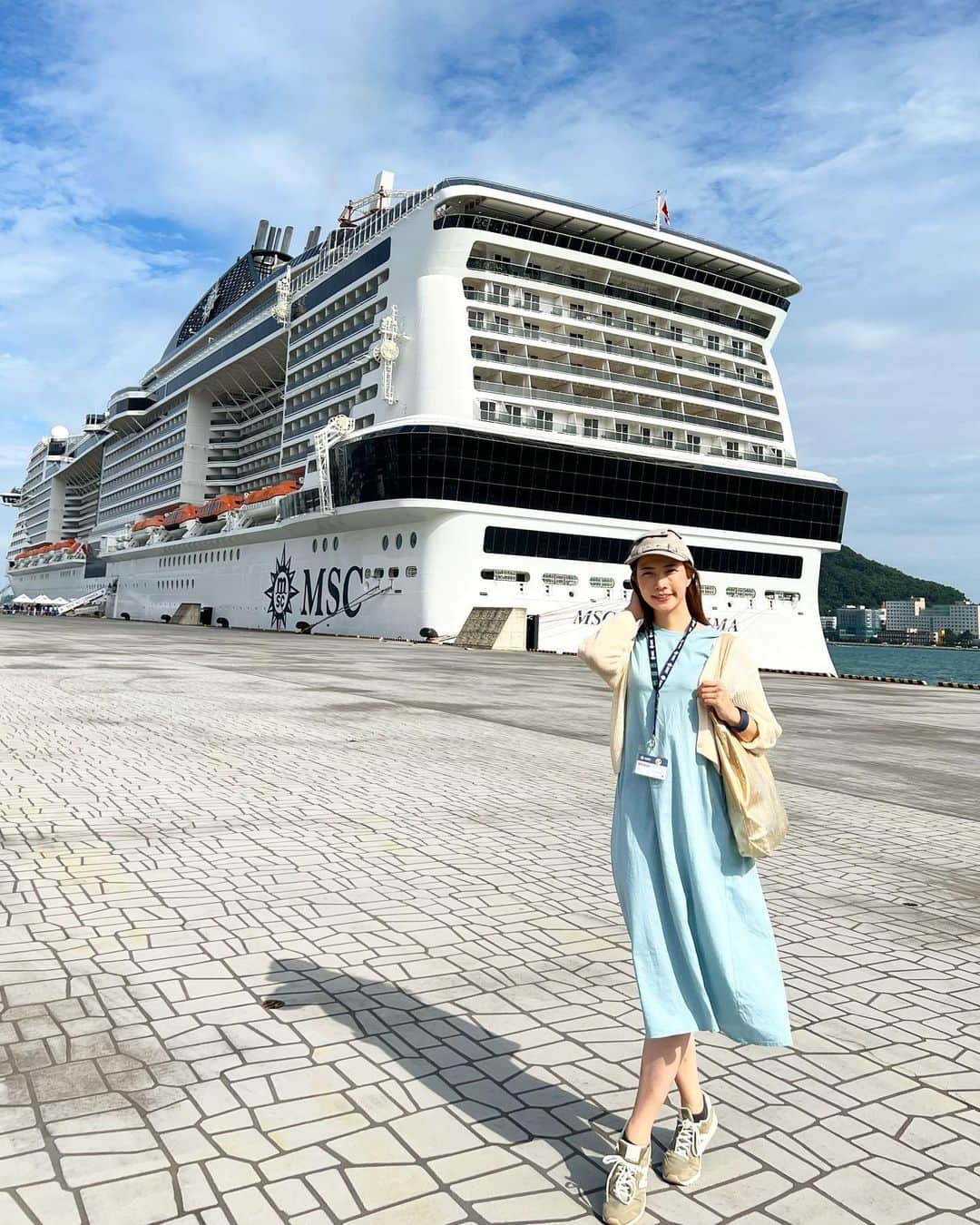 工藤沙織さんのインスタグラム写真 - (工藤沙織Instagram)「MSC ベリッシマ号🚢✨🩵  高さは19階建て、全長は316mとまさに「動くリゾートホテル」✨  実際に乗船すると、最終日が近づくにつれて、すごく寂しくなって降りたらまた次のクルーズを予約したくなるほど一度乗ったらやみつきになるんです。  もうこの船体が愛おしいです😂💕  もっともっと沢山の方がクルーズに乗って人生楽しめますように。  #mscヨットクラブ #mscベリッシマ  #クルーズ旅行 #sallycruise #豪華客船クルーズ #旅行好きの人と繋がりたい」11月3日 19時29分 - sally.kudo