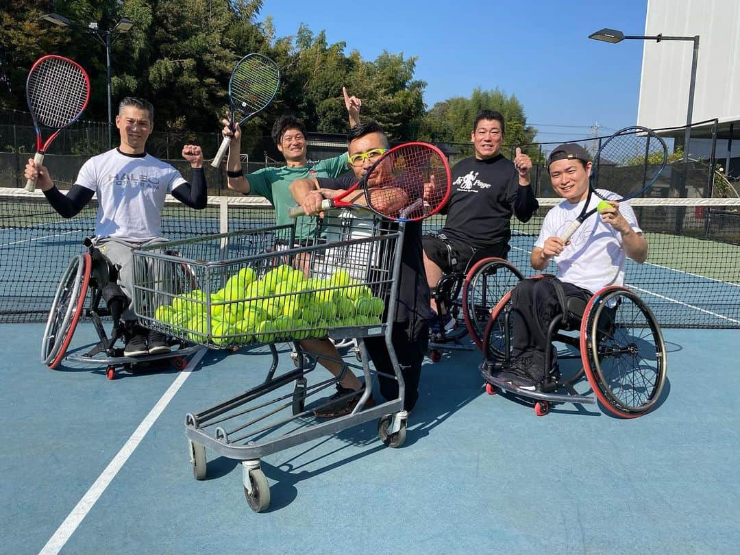 国枝慎吾のインスタグラム：「enjoyed playing tennis with former wheelchair basketball representatives🏀 車いすバスケ元日本代表4人がテニスコートにやってきました☀️ みんなとにかく試合させろと😅いきなりダブルスやってました🙃 #tennis #wheelchairtennis #車いすテニス #車いすバスケ」