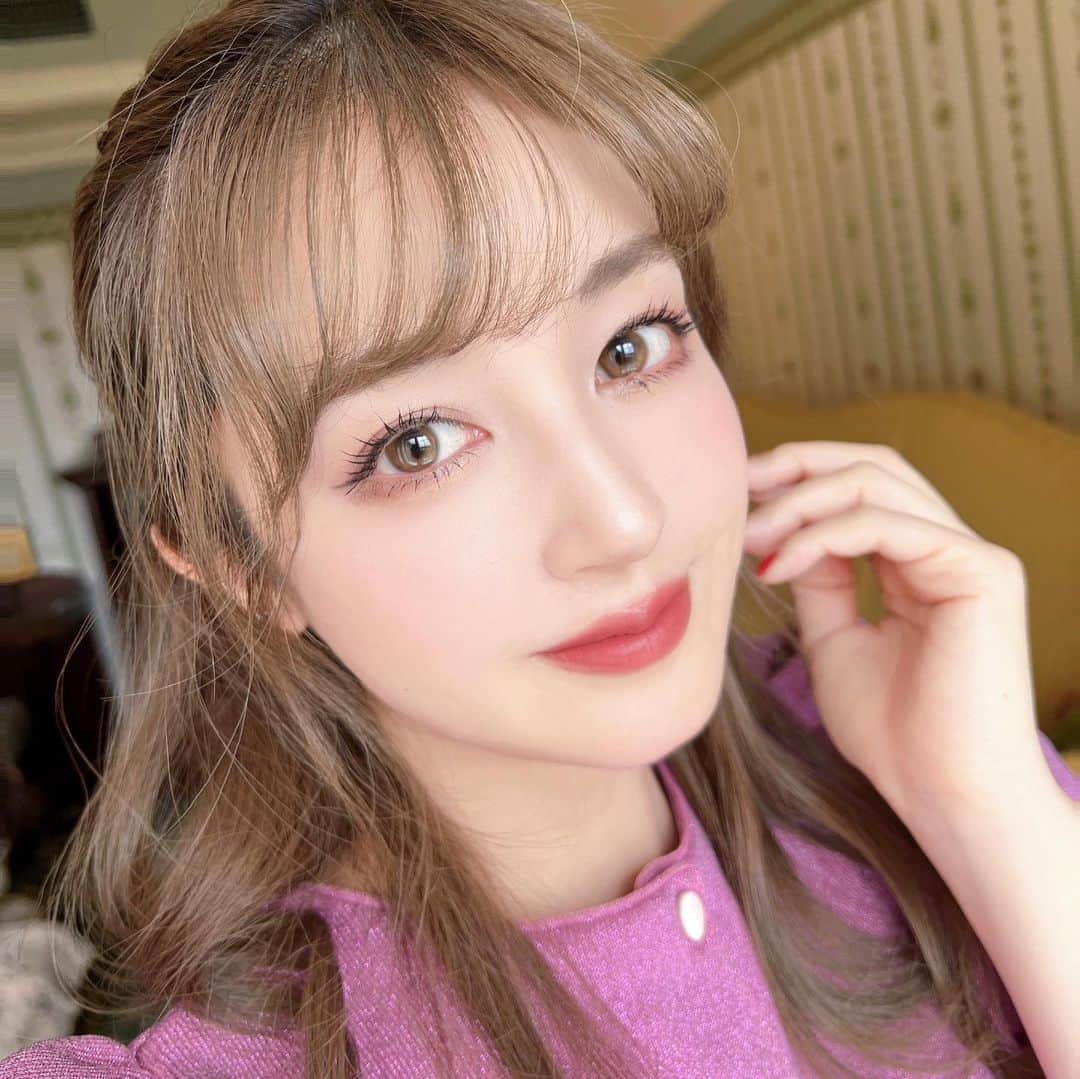 新希咲乃のインスタグラム：「大きい窓って瞳がキラキラして映るから良いよね〜💟  カラコンは #miium  #トーンアップモカ 私は真っ黒、黒目だけどぽわんって明るくなるから髪の毛明るい時は特に馴染ませるために使ってる🍮︎︎ .*˚    #ナチュラルカラコン  #カラコン  #カラコンレポ」