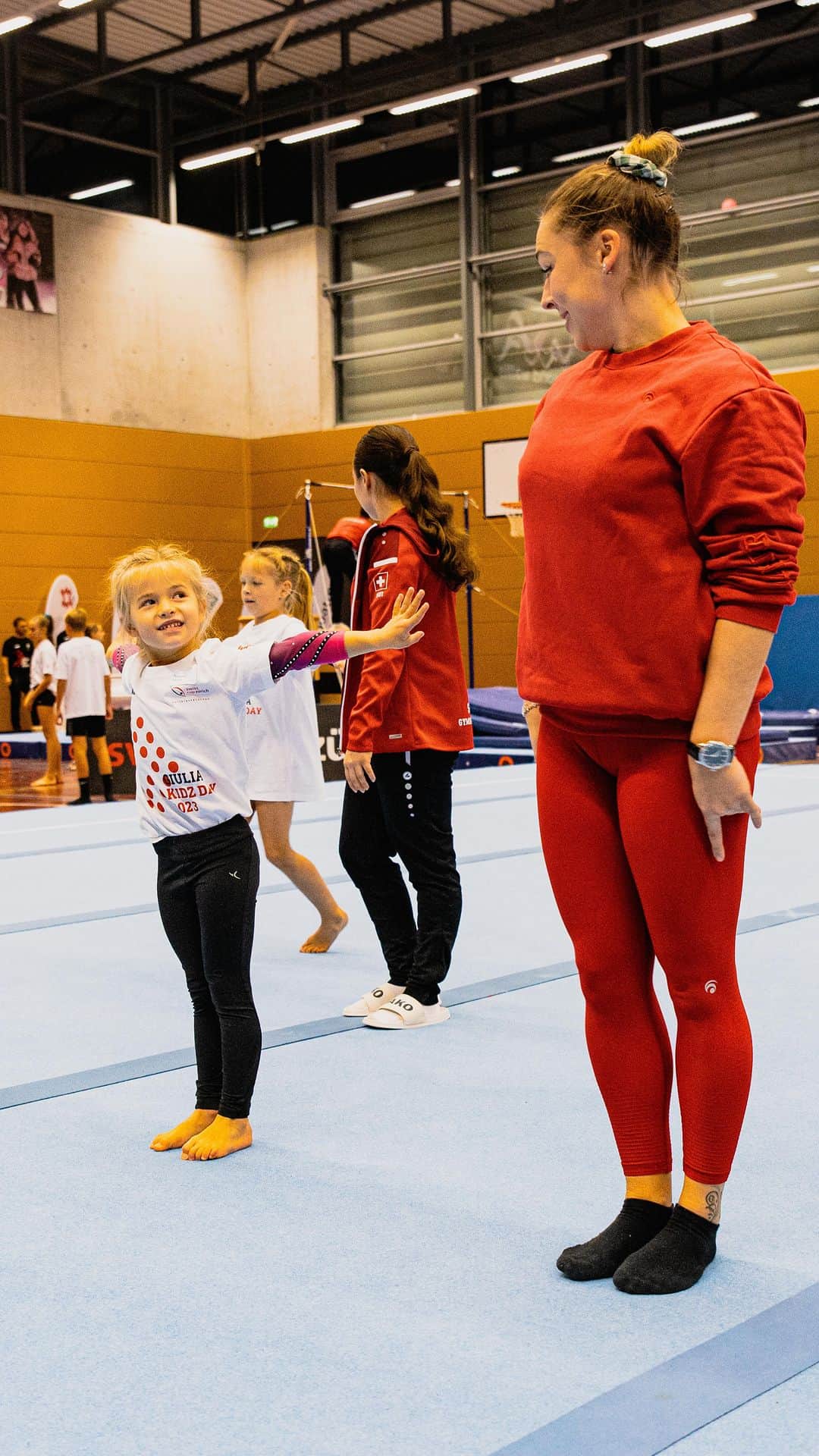 ジウリア・シュタイングルーバーのインスタグラム：「Some more impressions of yesterday’s Giulia Kidz Day🤸‍♀️🎉  It was a wonderful evening! 🤩✨  btw, tickets for the Swiss Cup Zürich are still available 🎉  🎫➡ #linkinbio  #giuliakidzday #swisscupzürich #weltklasseturnen #gymnastics」