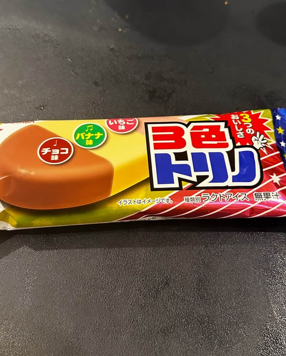 ハチミツ二郎のインスタグラム：「3色トリノ！ スーパーで見つけて懐かしくて思わず買ってしまった。 子供の頃食べてた。 まだあったんだ。  #3色トリノ」