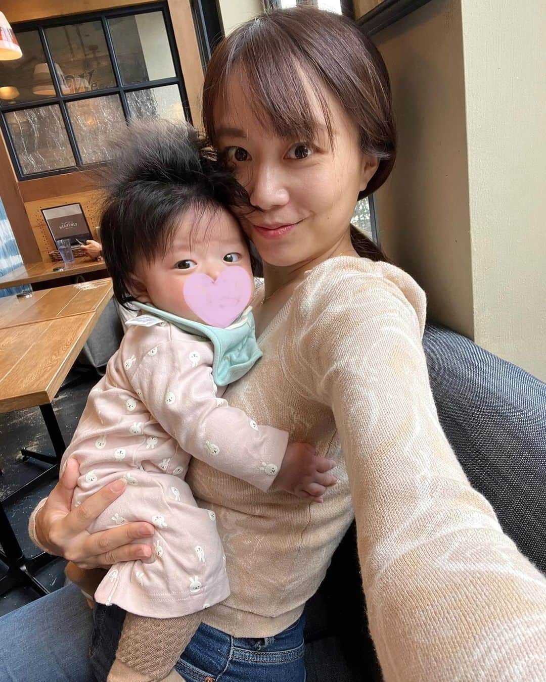 とくさきさんのインスタグラム写真 - (とくさきInstagram)「最近の私たち👶❤️ お出かけの時は洋服のお着替えとスタイのお着替えを持っていくけど、だいたいスタイを1.2回お着替えするよ。笑 . ようやく私のことを認識し始めてくれたのか、目も合うようになってきたし、結構笑ったり、声もかなり出してくれるようになりました🥰 . #娘っちと私#代官山#お出かけ」11月3日 19時41分 - tokusaki_golf