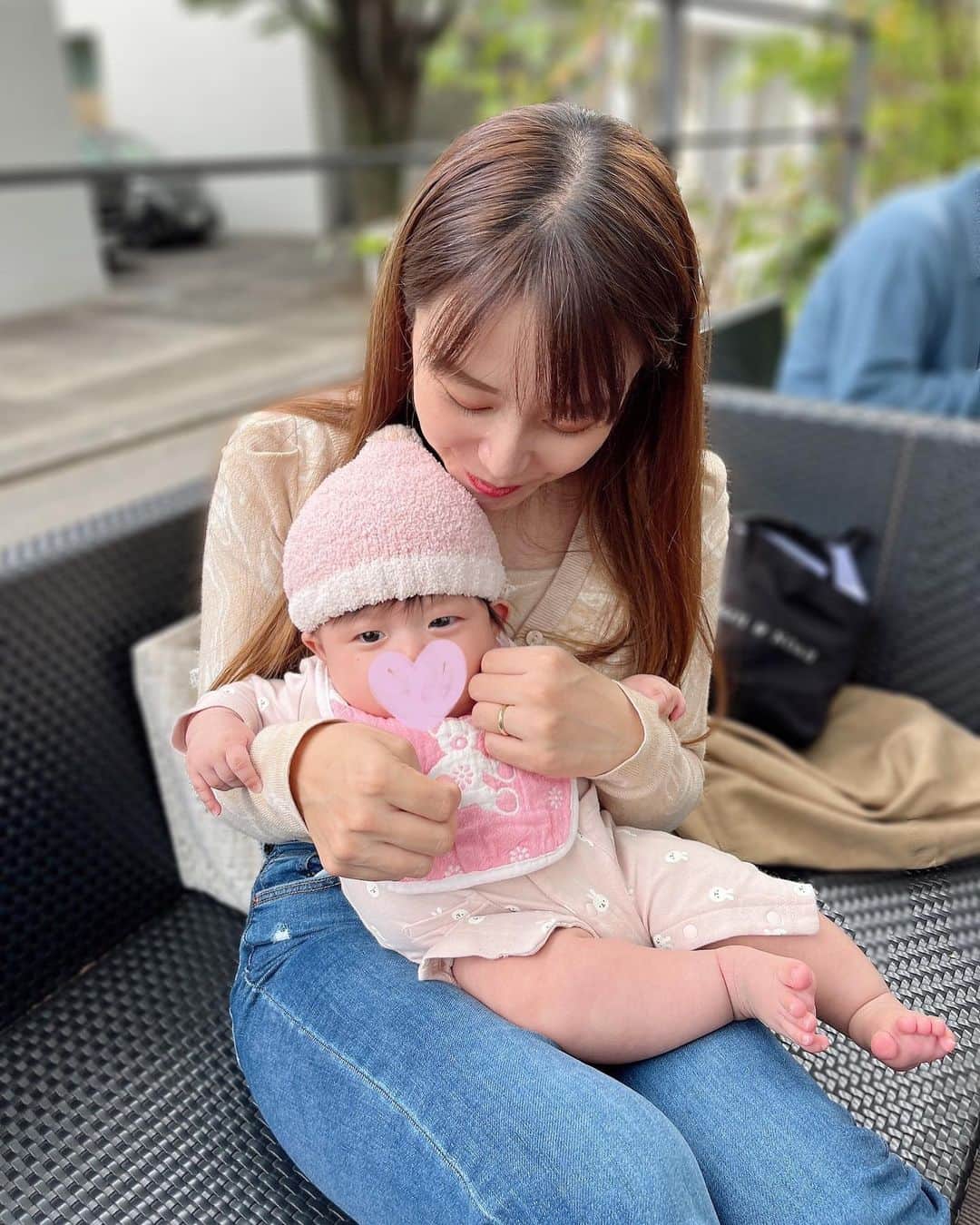 とくさきさんのインスタグラム写真 - (とくさきInstagram)「最近の私たち👶❤️ お出かけの時は洋服のお着替えとスタイのお着替えを持っていくけど、だいたいスタイを1.2回お着替えするよ。笑 . ようやく私のことを認識し始めてくれたのか、目も合うようになってきたし、結構笑ったり、声もかなり出してくれるようになりました🥰 . #娘っちと私#代官山#お出かけ」11月3日 19時41分 - tokusaki_golf