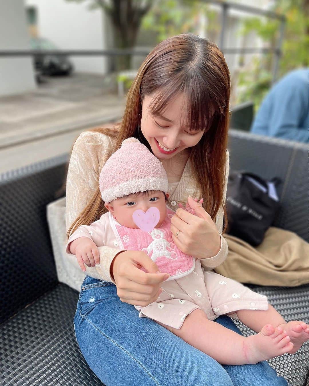 とくさきさんのインスタグラム写真 - (とくさきInstagram)「最近の私たち👶❤️ お出かけの時は洋服のお着替えとスタイのお着替えを持っていくけど、だいたいスタイを1.2回お着替えするよ。笑 . ようやく私のことを認識し始めてくれたのか、目も合うようになってきたし、結構笑ったり、声もかなり出してくれるようになりました🥰 . #娘っちと私#代官山#お出かけ」11月3日 19時41分 - tokusaki_golf