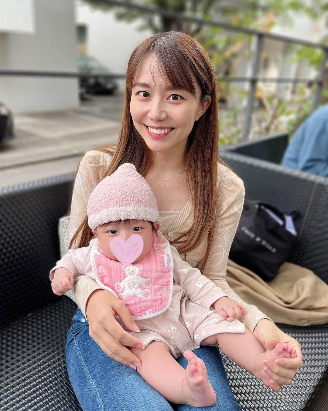 とくさきのインスタグラム：「最近の私たち👶❤️ お出かけの時は洋服のお着替えとスタイのお着替えを持っていくけど、だいたいスタイを1.2回お着替えするよ。笑 . ようやく私のことを認識し始めてくれたのか、目も合うようになってきたし、結構笑ったり、声もかなり出してくれるようになりました🥰 . #娘っちと私#代官山#お出かけ」