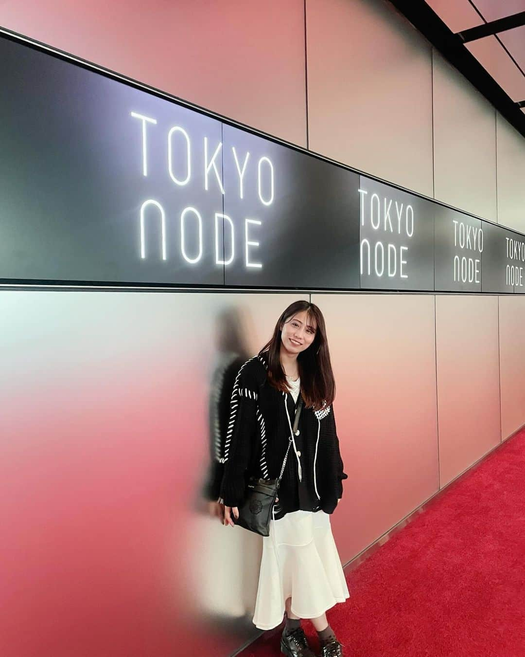 坂本遥奈のインスタグラム：「→→  虎ノ門ヒルズ @tokyonode  で行われている  TOKYO NODE 開記念企画 第一弾 "Syn： 身体感覚の新たな地平” by #Rhizomatiks × #ELEVENPLAY  観に行ってきました…！！👀✨  体験者は観客でもあり、参加者でもあり、 目撃者にもなる！！  事前にサイトの情報や SNSを見ててどんなものなのか… 体感するのをとても楽しみに行ったんです…！  が！！！！！  脳が処理するのを追いつけないくらい 想像を遥かに飛び越え、、  驚きと、感動と、もう新感覚の体験が 次から次へとやってきた…🥹  人形だと、思ったら人だったり、 映像もすごく綺麗で… 今、ワタシはどこにいるの？！って思う 世界観…✨  驚きがたくさん…！😳  空間全体がステージとなっていて  ダンサーのみなさんのパフォーマンスと 映像と音と全てがリンクしててすごすぎ… 圧倒されてまくって、終わってから  ぽやぽやーーーーっと 今までにない感覚に陥りました😳♡  世界🌍感じなぁ…🥺 カッコ良すぎました！！  しゃちの振り付けで昔からお世話になってる @kohmen0922  も出演されてて、  あ！先生だーーー！！って 見つけて楽しんでた😚♡ カッコ良すぎました✨  先生のおかげでとても貴重な 新感覚のエンタメに触れることができました！ 刺激受けたなぁ〜😳♡  #虎ノ門ヒルズ#TOKYONODE #syntokyonode #tokyonode #art #technology #dance#performance #entertainment #虎ノ門ヒルズステーション @tokyonode」