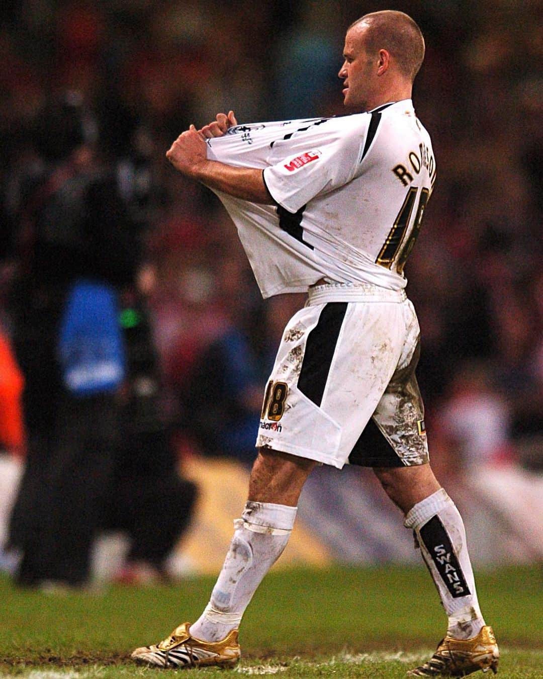 スウォンジー・シティAFCのインスタグラム：「🥳 Wishing a very happy birthday to @robbo10rovers!   Have a good one, Robbo 🎉」